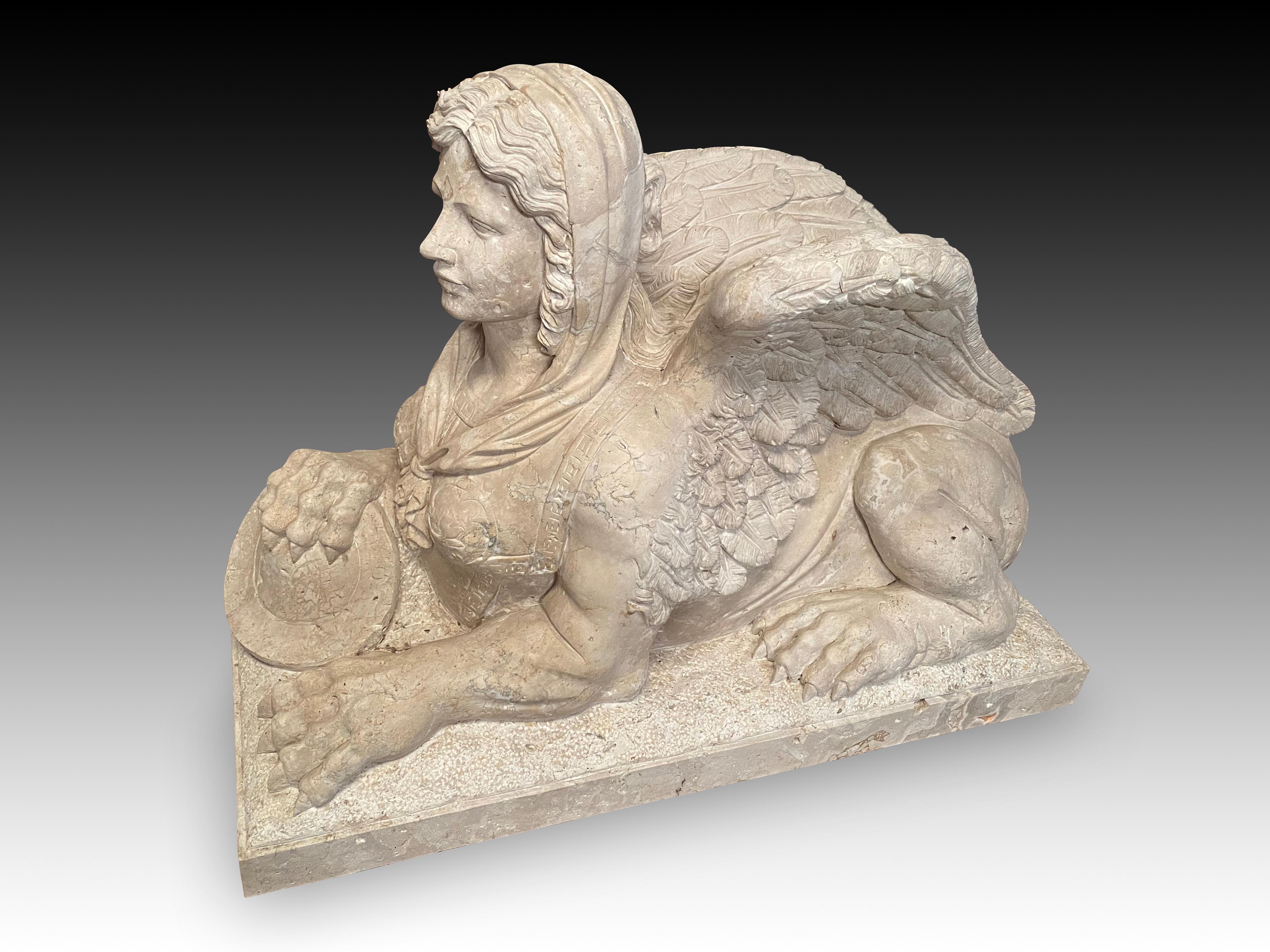 Sebbene questo animale mitologico dal corpo leonino e dalla testa femminile sia presente nell'arte egizia antica, l'idealizzazione, le proporzioni e le linee delle sculture lo collegano molto di più agli esempi neoclassici europei del XIX secolo,