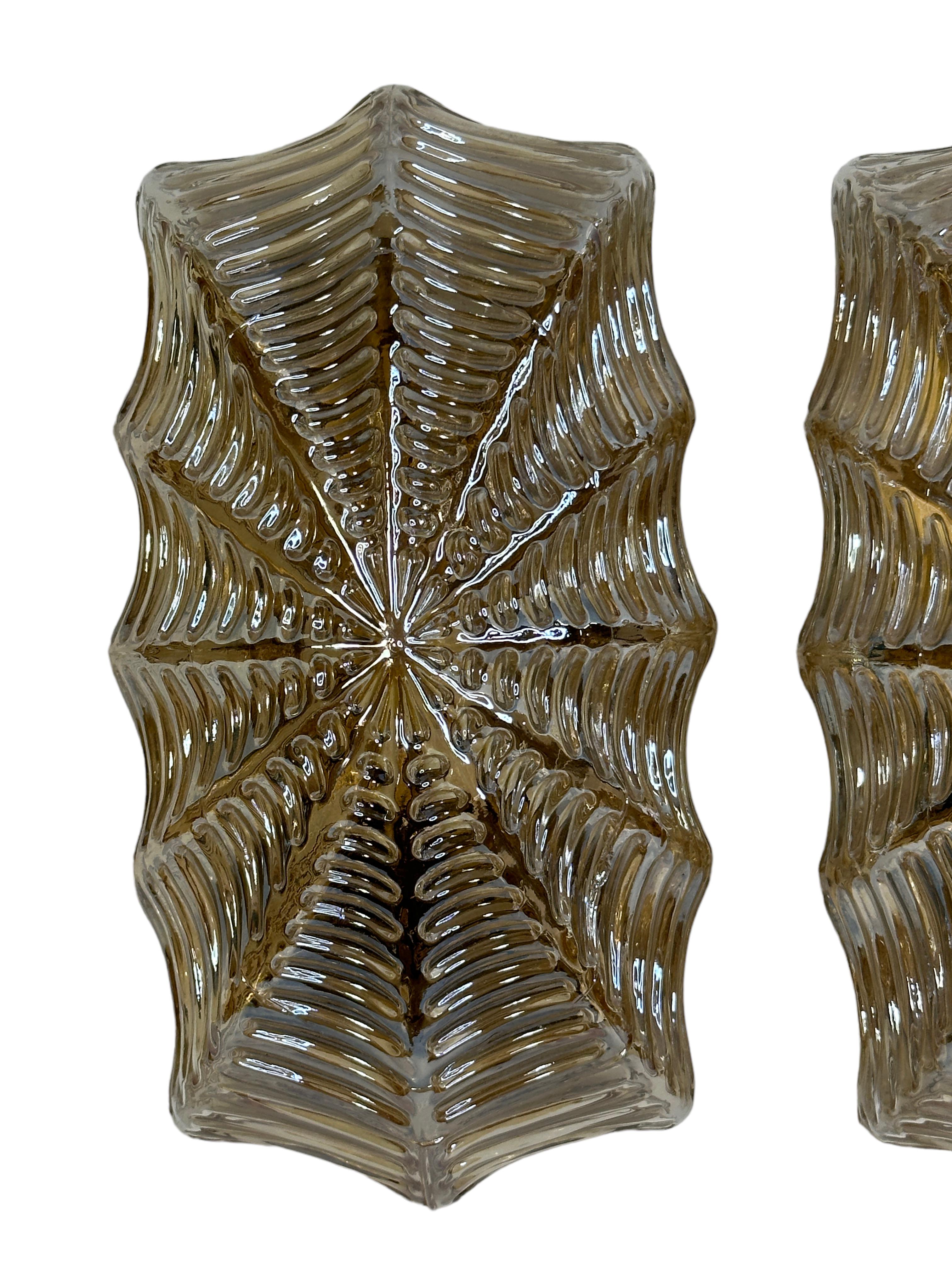 Ein schönes und seltenes Paar Braunglas-Leuchter aus der Mitte des Jahrhunderts, das Glashütte Limburg (Deutschland, 1960er Jahre) zugeschrieben wird. Der bernstein- oder champagnerfarbene, mundgeblasene Glasschirm wirft ein wunderbares Licht. Ein