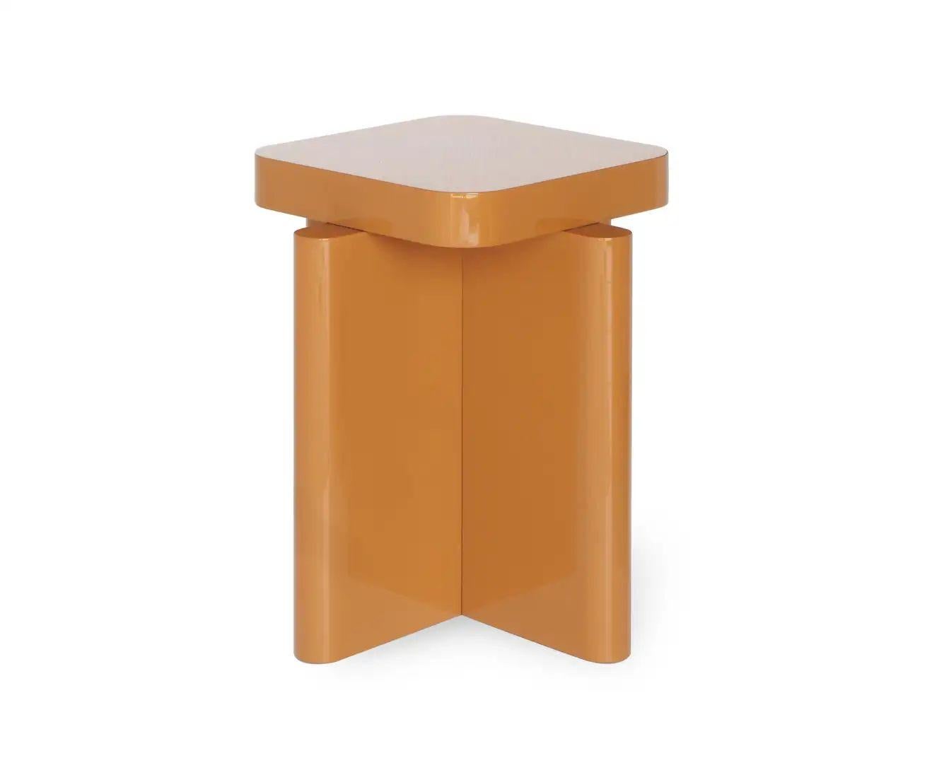 italien Paire de tabourets en bois massif rustique caramel fabriqués à la main par CARA en vente