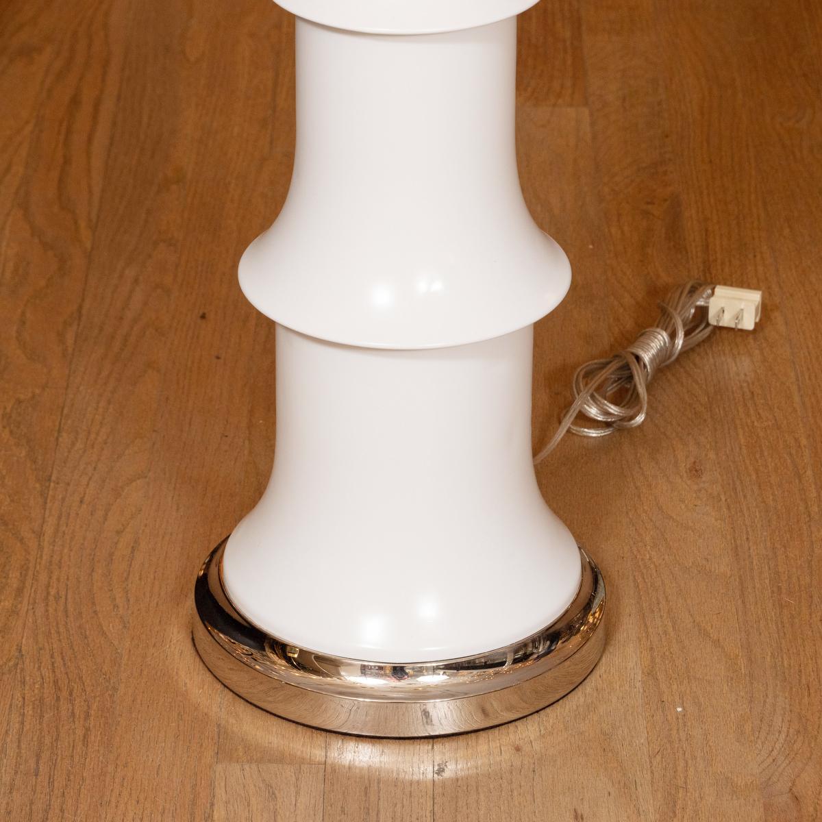 Mid-Century Modern Paire de lampadaires en métal laqué blanc et chrome en forme de fuseau en vente