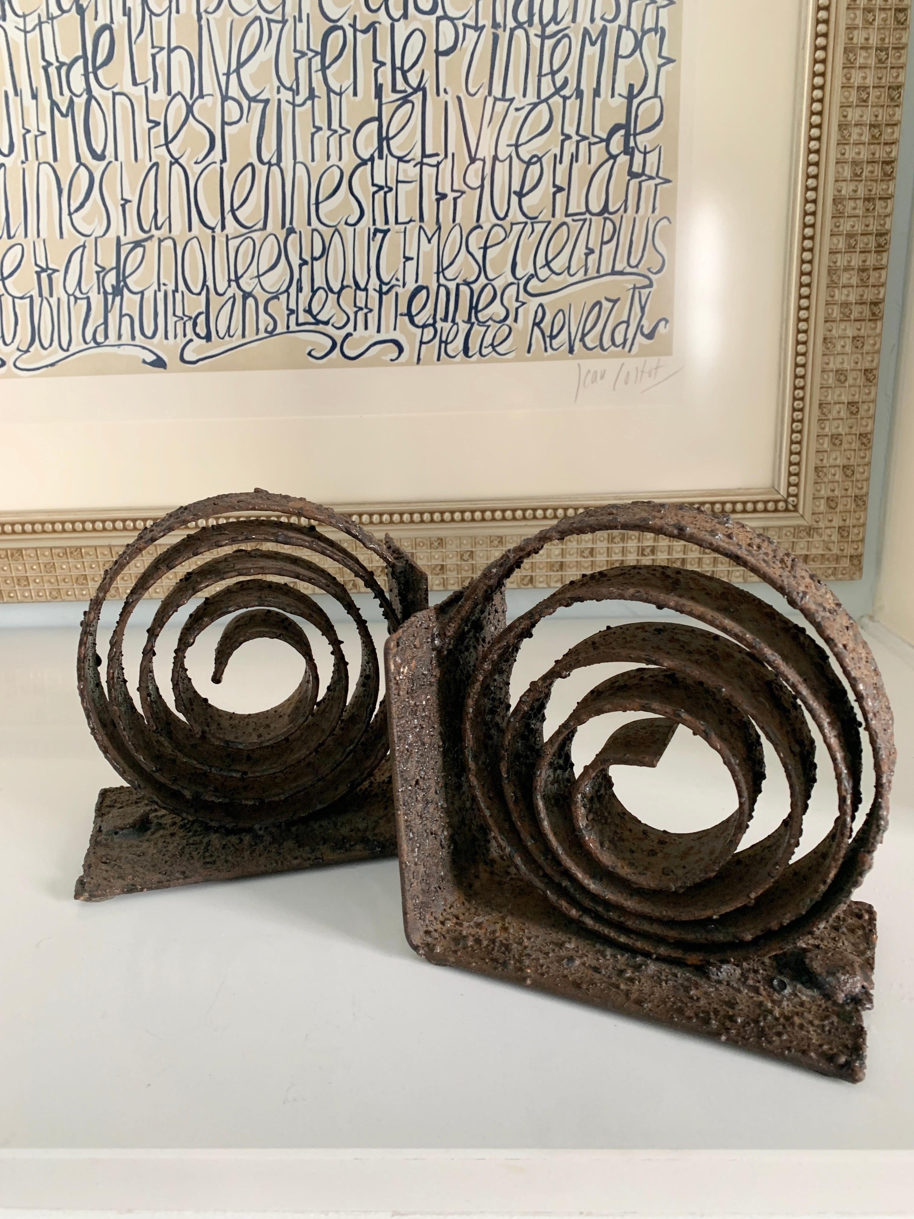 Notre paire de serre-livres en spirale en fer forgé Brutalist est une pièce lourde et sculpturale intéressante. Si vous êtes un amateur de pièces du milieu du siècle, avec l'accent mis sur le travail du fer lourd et rugueux de type Brutalist, cette