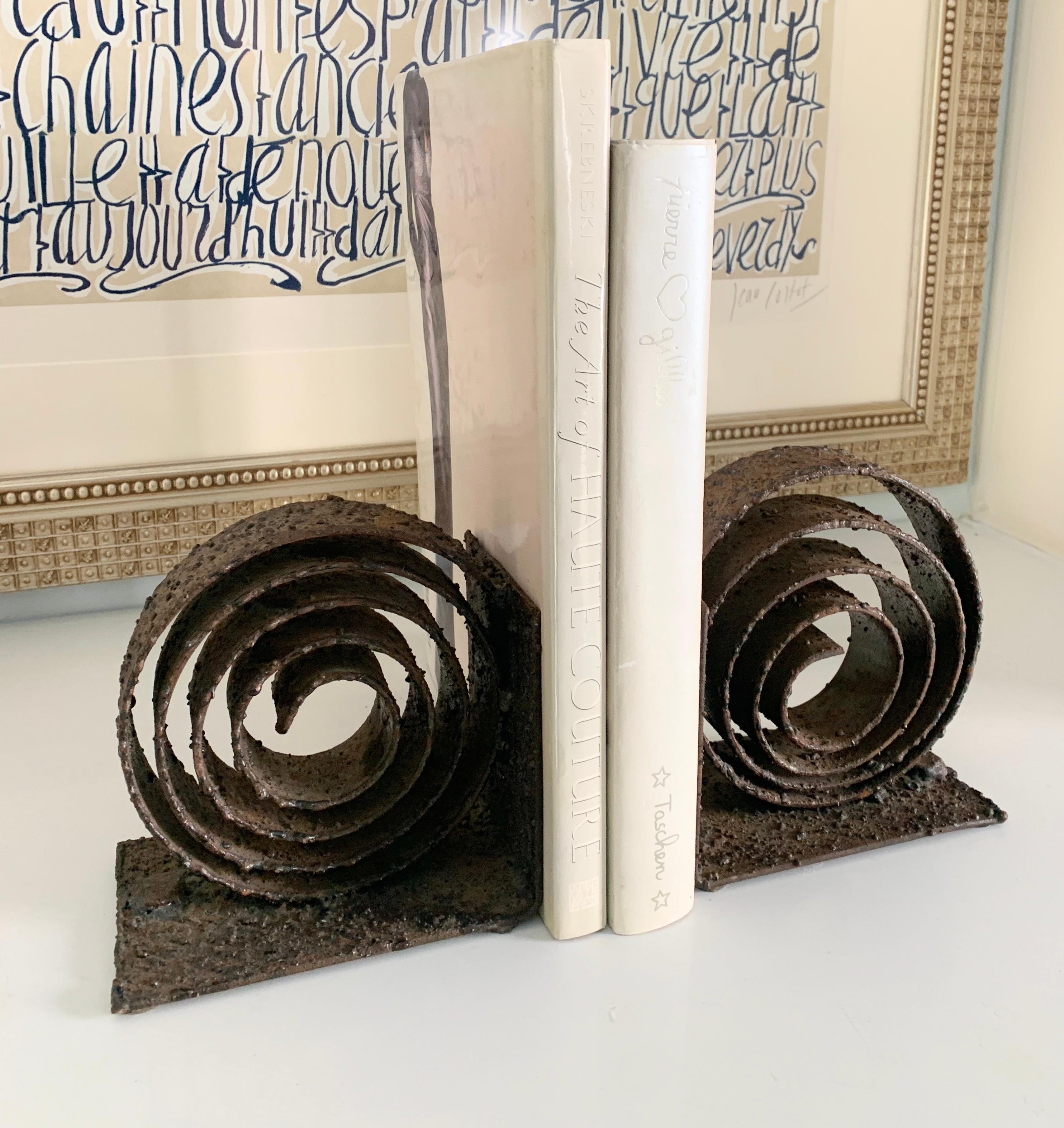 Mid-Century Modern  Serre-livres brutalistes en fer forgé avec design en spirale en vente