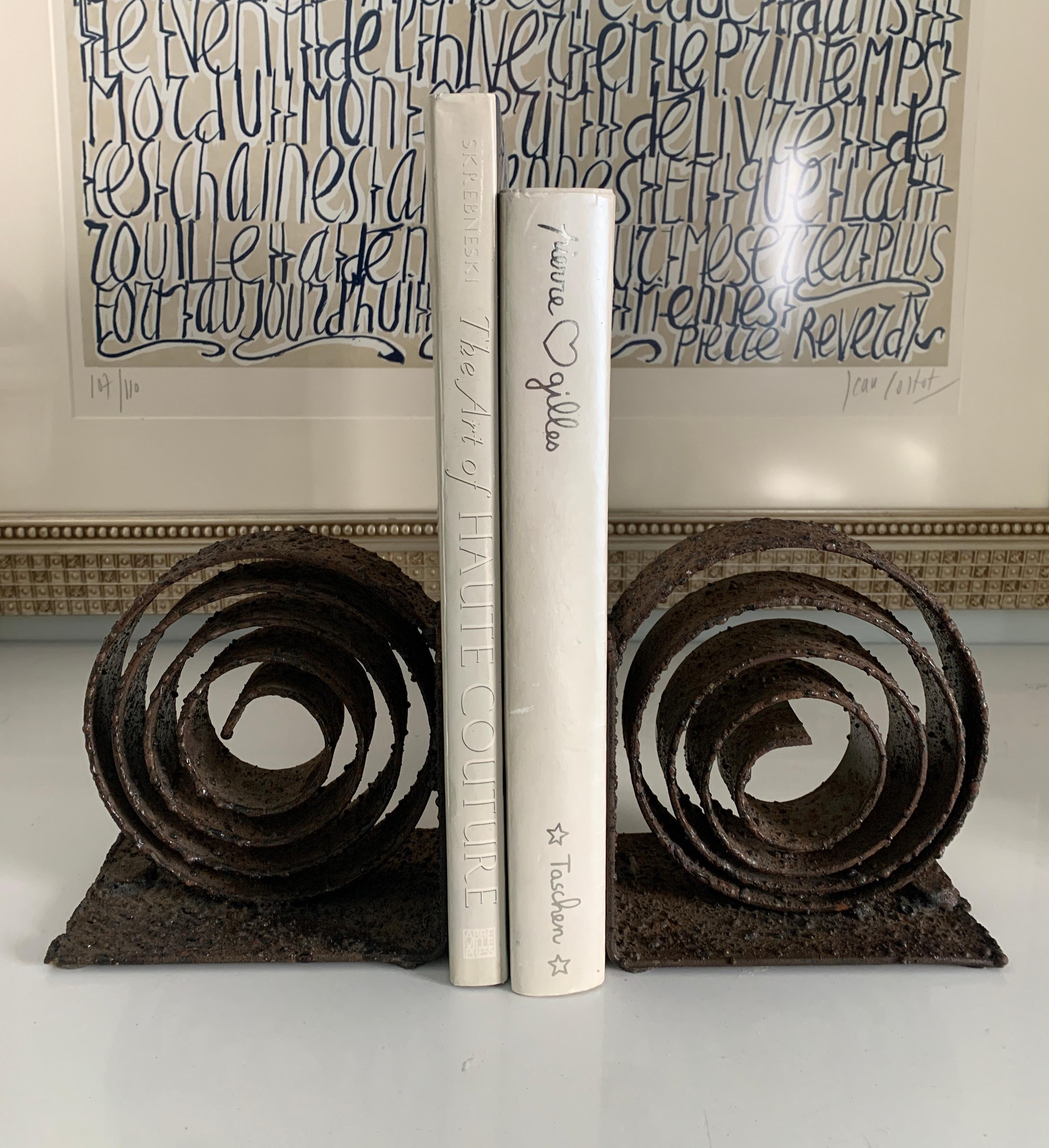 Wrought Iron Brutalist Bookends with Spiral Design In Good Condition For Sale In Los Angeles, CA