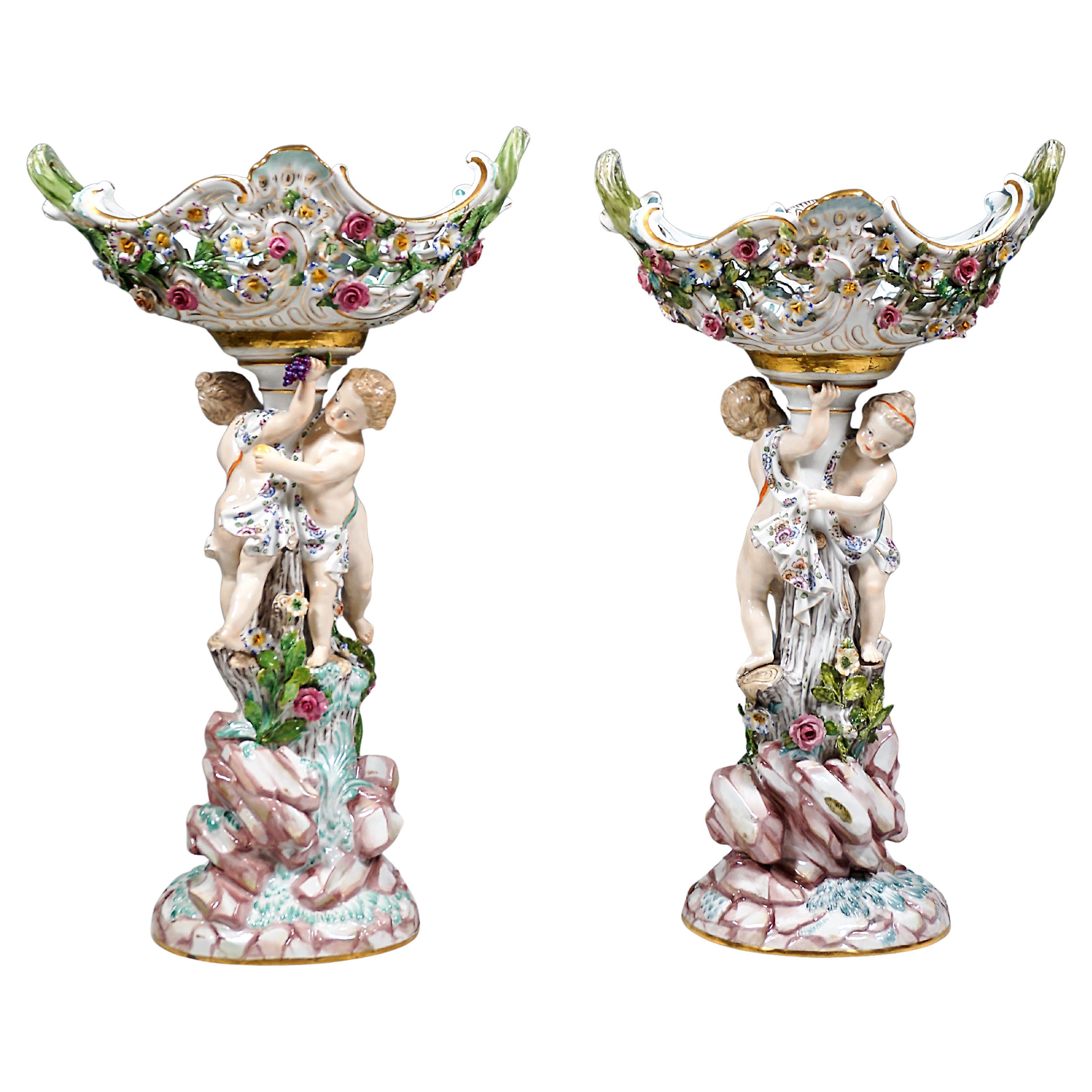 Coppia di splendidi centrotavola in Meissen Porcelain con amorini, Leuteritz, 1860 ca. 1860