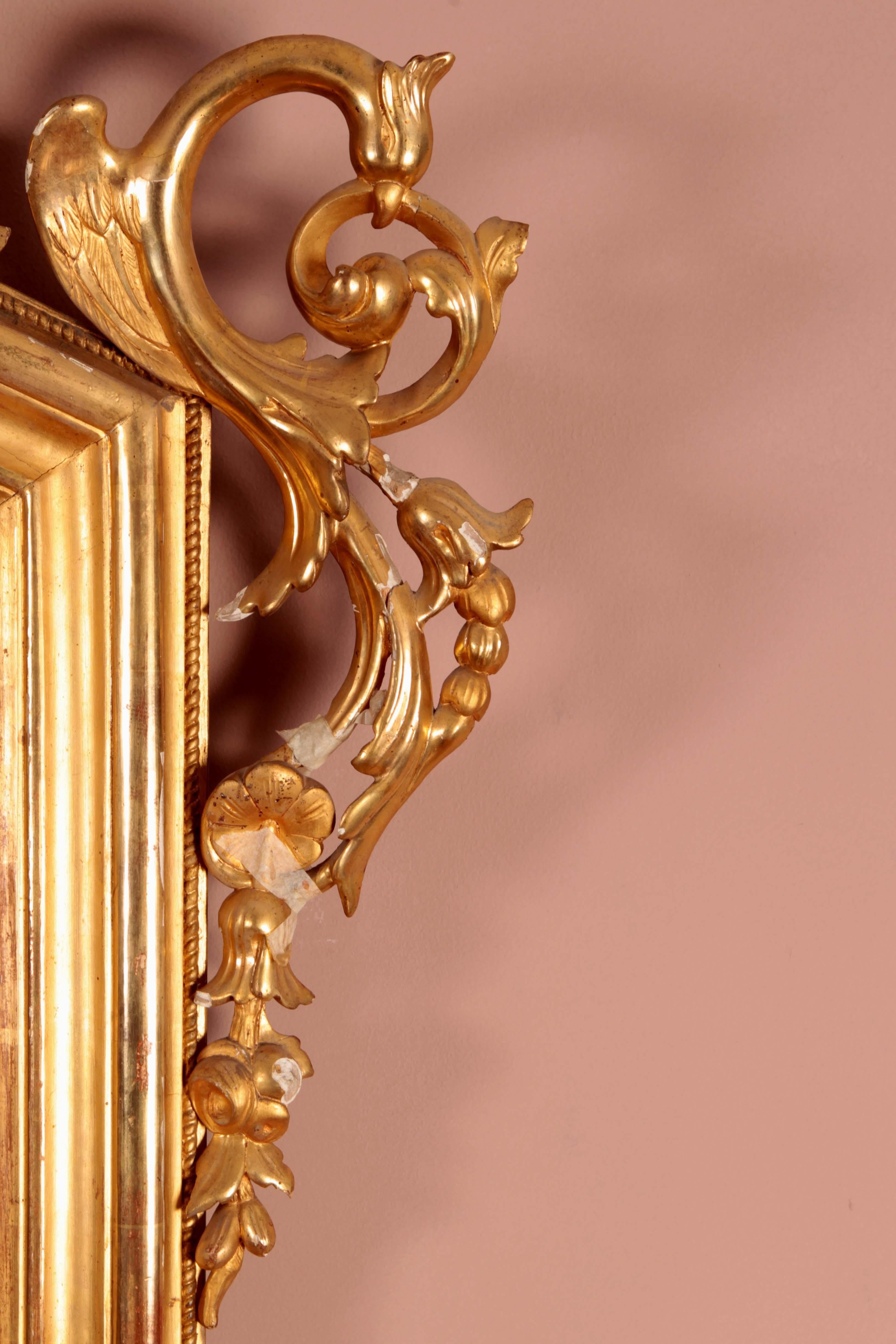 Feuille d'or Paire de miroirs vénitiens rectangulaires en bois sculpté et doré des années 1700 en vente