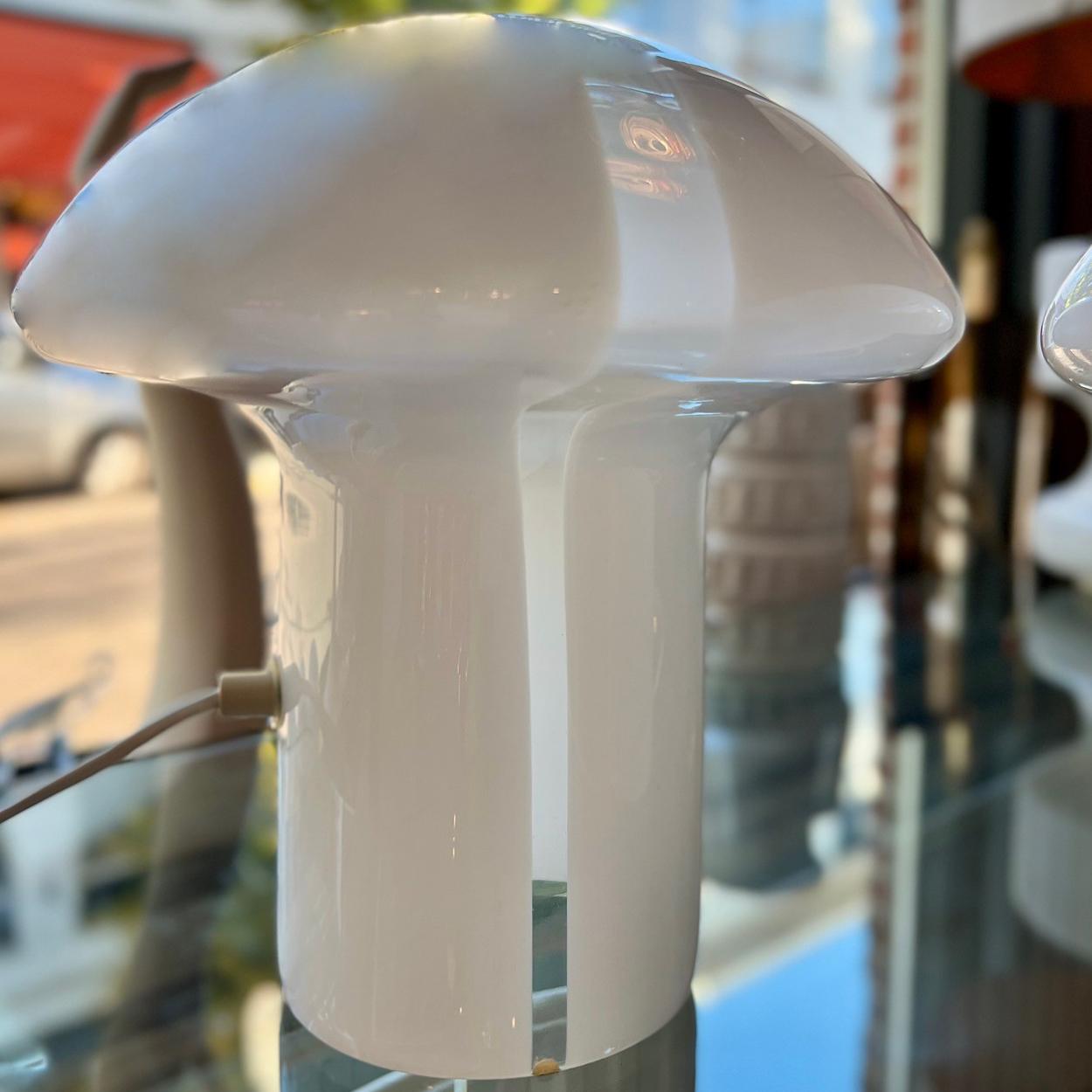 Paire de lampes de table intemporelles en verre de Murano dans une forme rare et délicate de champignon. Cette pièce a vraisemblablement été conçue par Luciano Vistosi ou Gino Vistosi au début des années 1970. Grâce à son design simple et élégant,