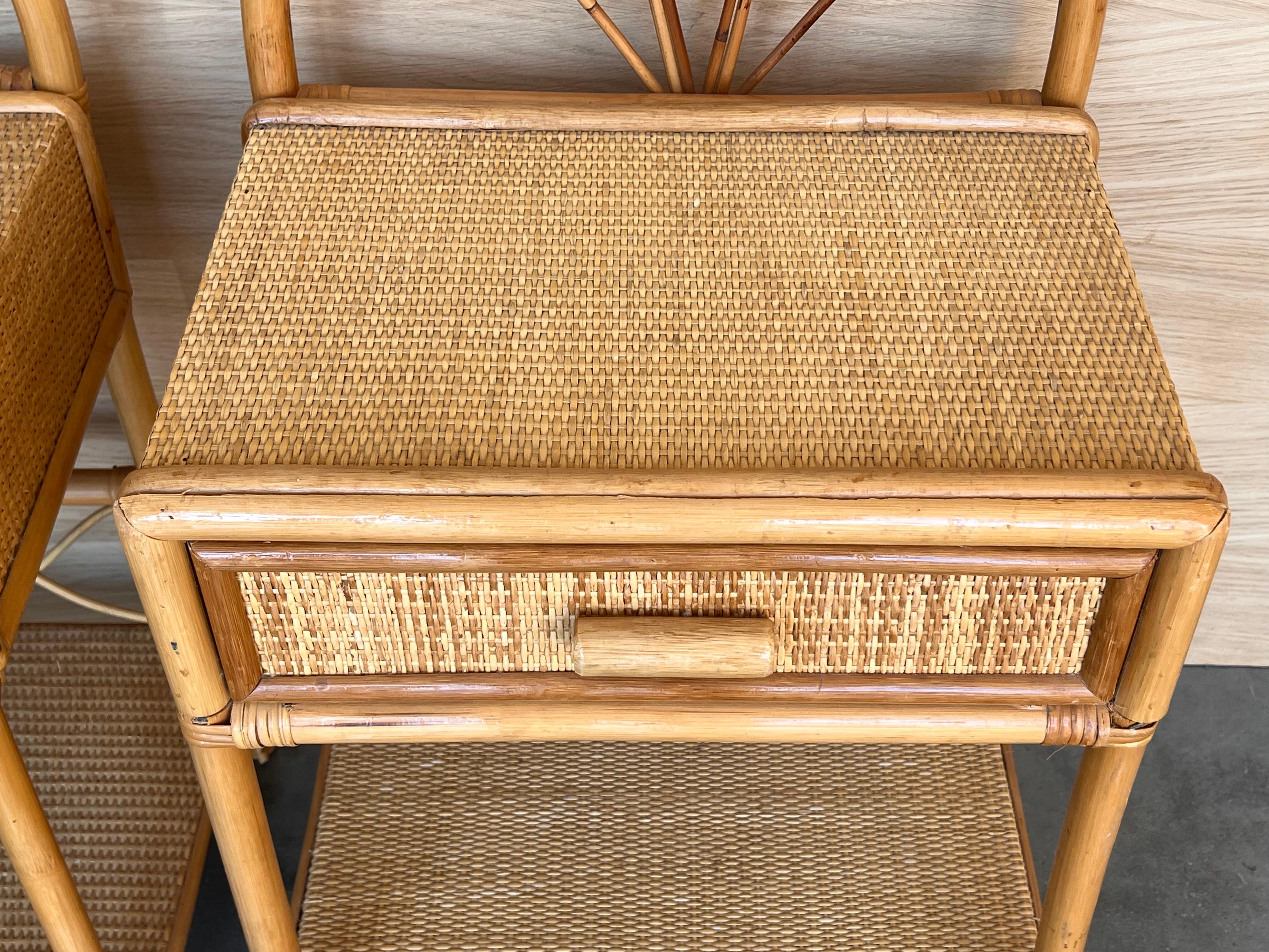 Paire de tables de nuit fendues en bambou et rotin avec tiroir et étage bas, 1970 en vente 3