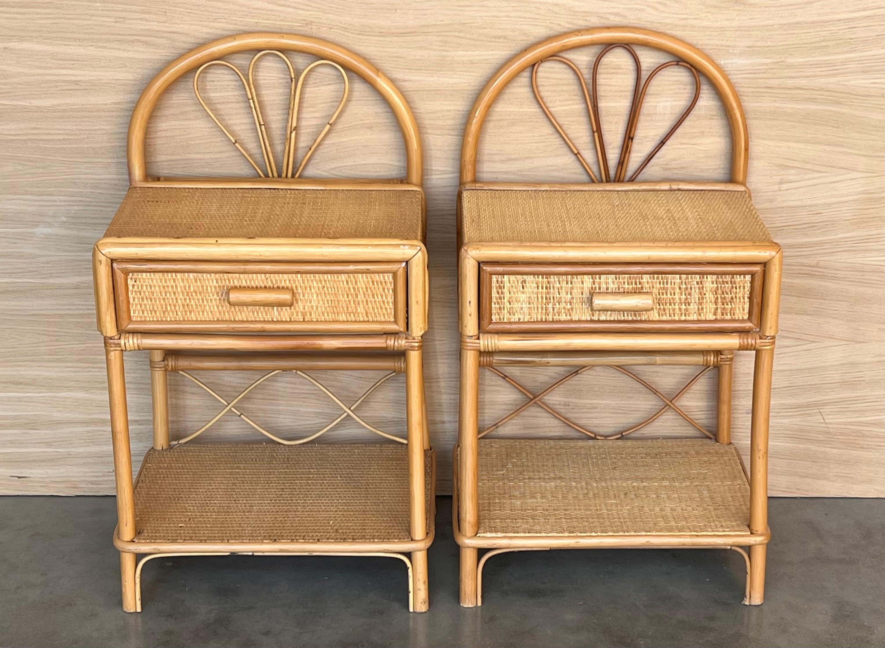 italien Paire de tables de nuit fendues en bambou et rotin avec tiroir et étage bas, 1970 en vente