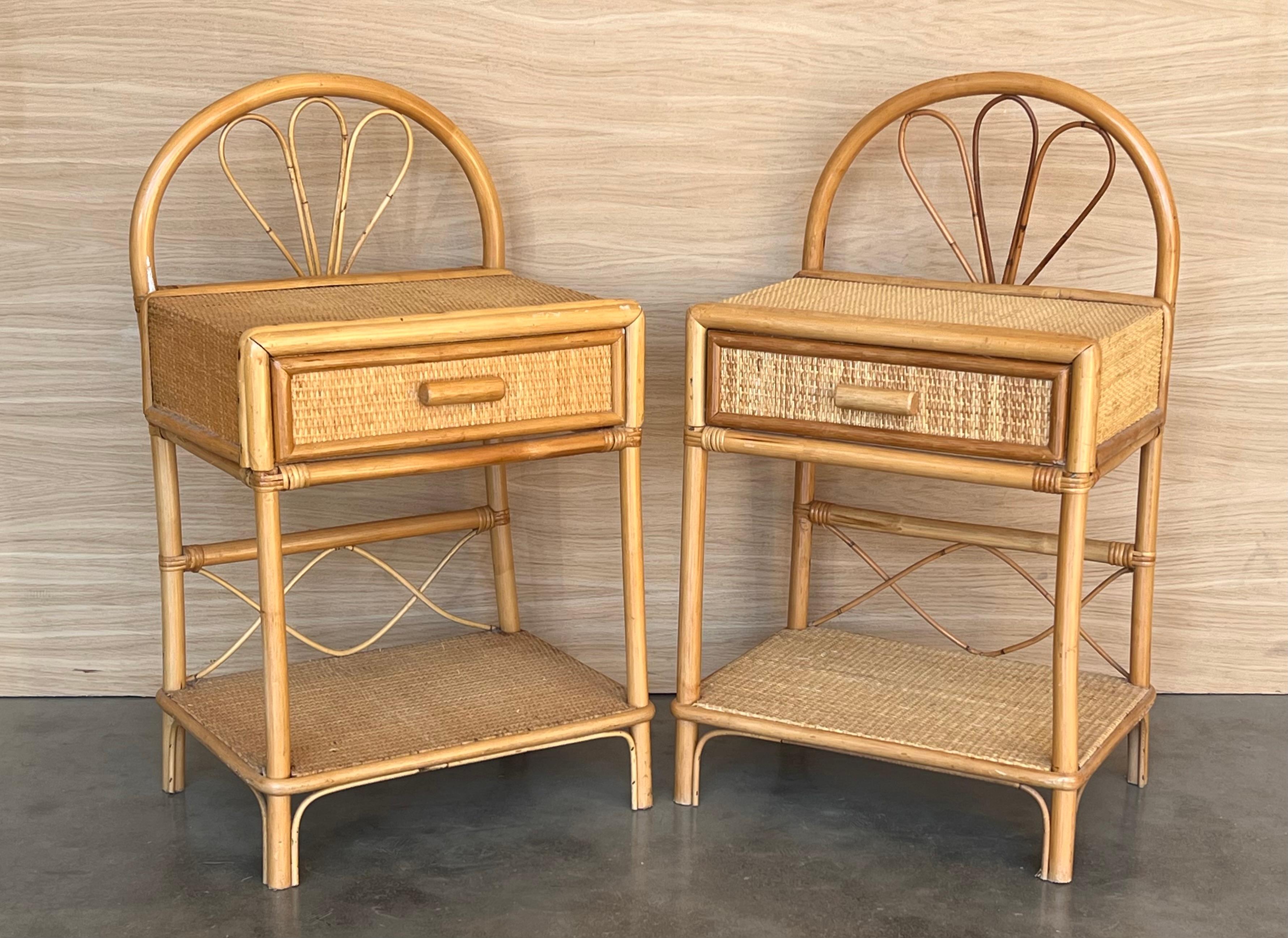 Paire de tables de nuit fendues en bambou et rotin avec tiroir et étage bas, 1970 Bon état - En vente à Miami, FL