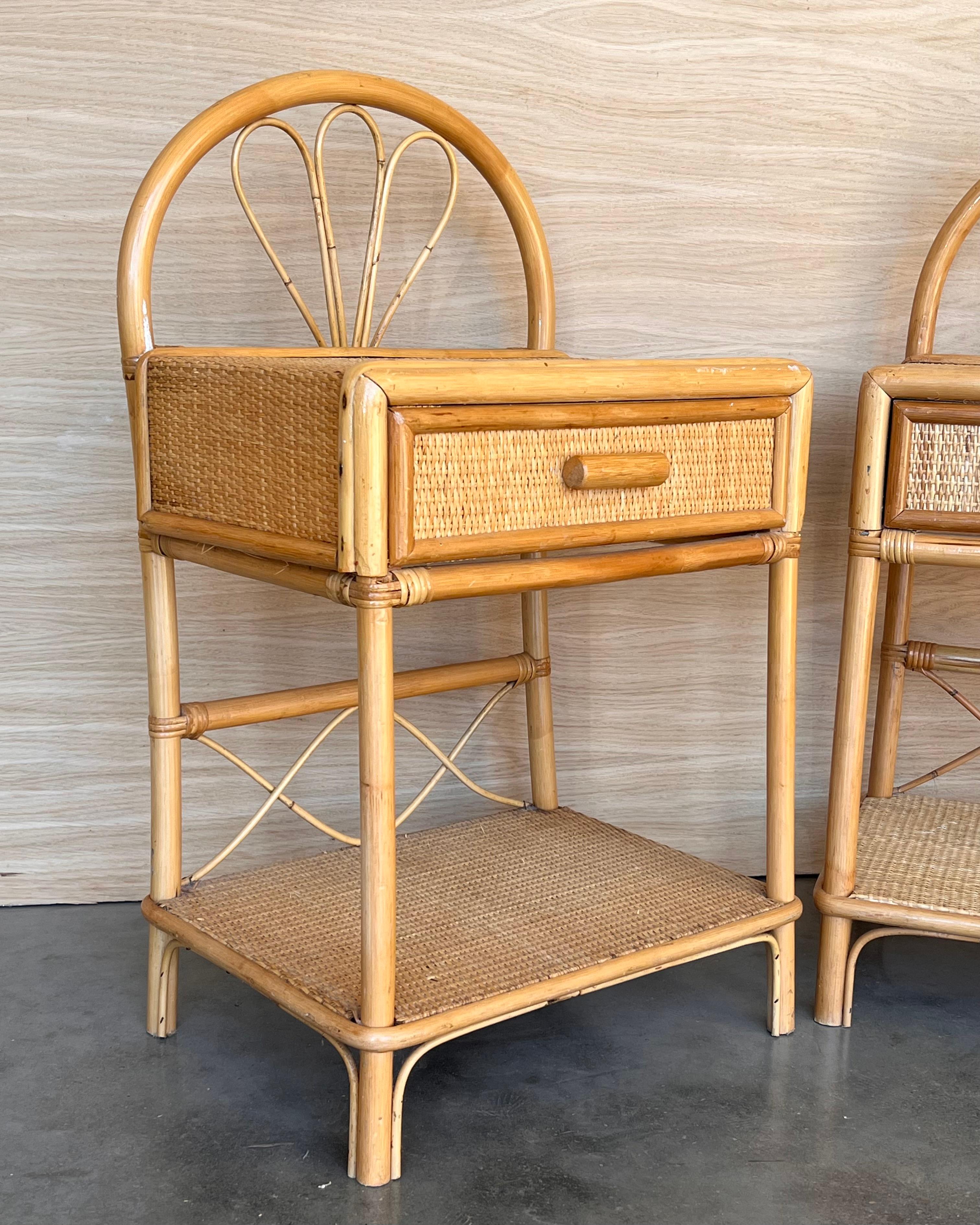 20ième siècle Paire de tables de nuit fendues en bambou et rotin avec tiroir et étage bas, 1970 en vente