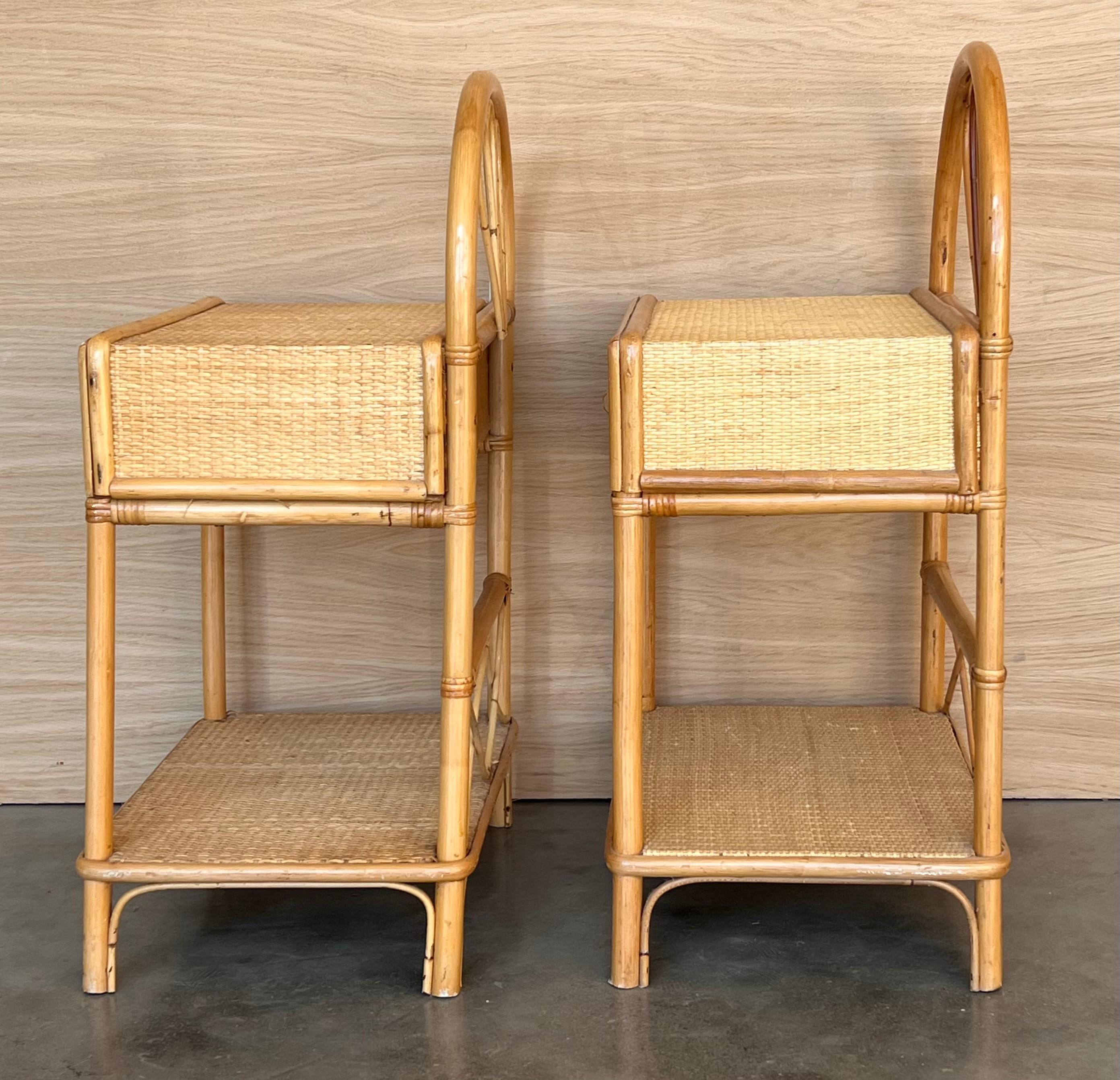 Bambou Paire de tables de nuit fendues en bambou et rotin avec tiroir et étage bas, 1970 en vente
