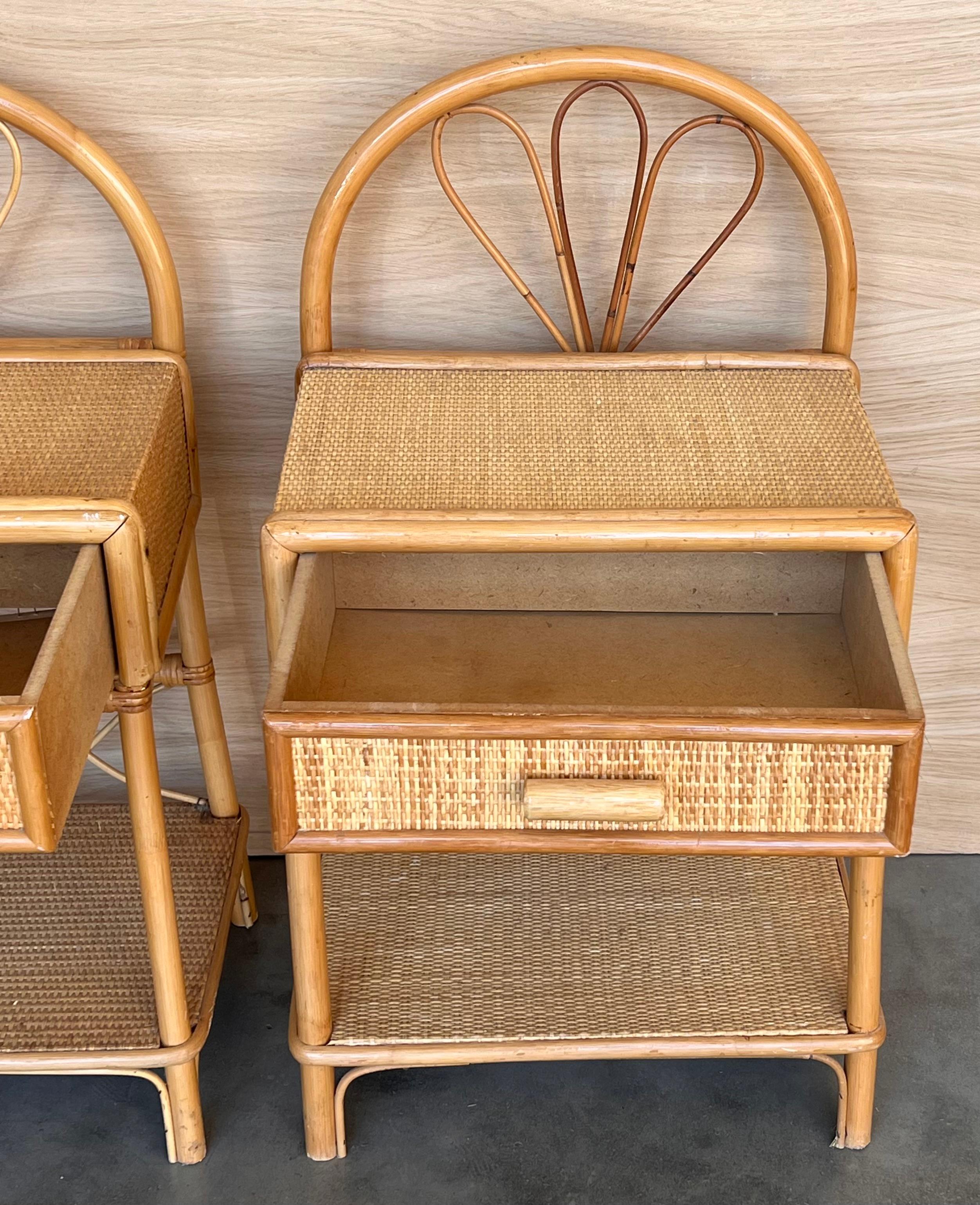 Paire de tables de nuit fendues en bambou et rotin avec tiroir et étage bas, 1970 en vente 1