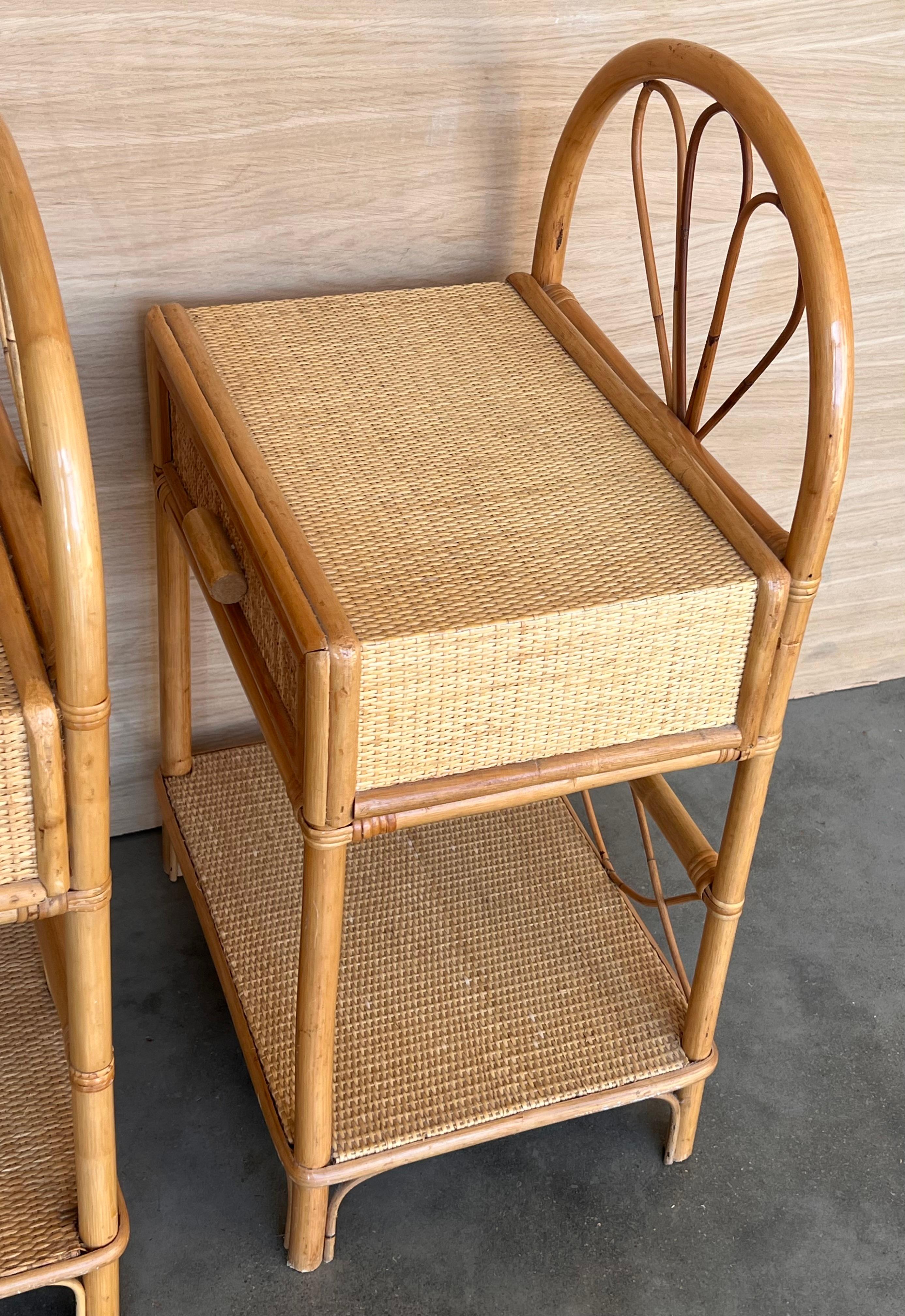 Paire de tables de nuit fendues en bambou et rotin avec tiroir et étage bas, 1970 en vente 2