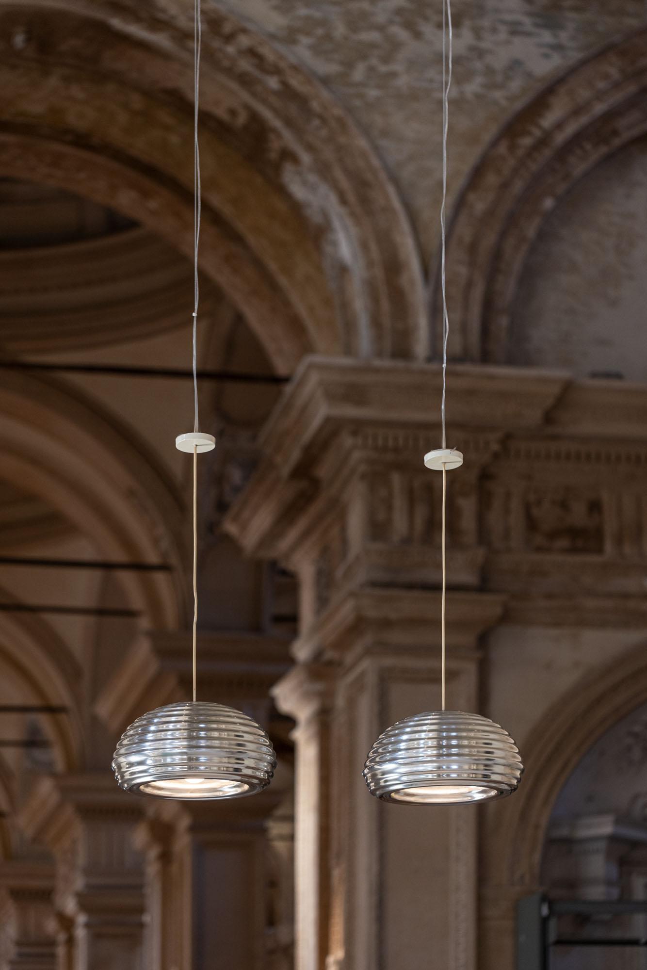 Paire de lampes suspendues en aluminium, conçues par Fratelli Castiglioni, modèle Splügen Bräu, produites par Flos, années 1960 .
Ce modèle a été conçu en 1961, et son nom est dédié à la luxueuse brasserie Splügen Bräu, qui a ouvert ses portes en