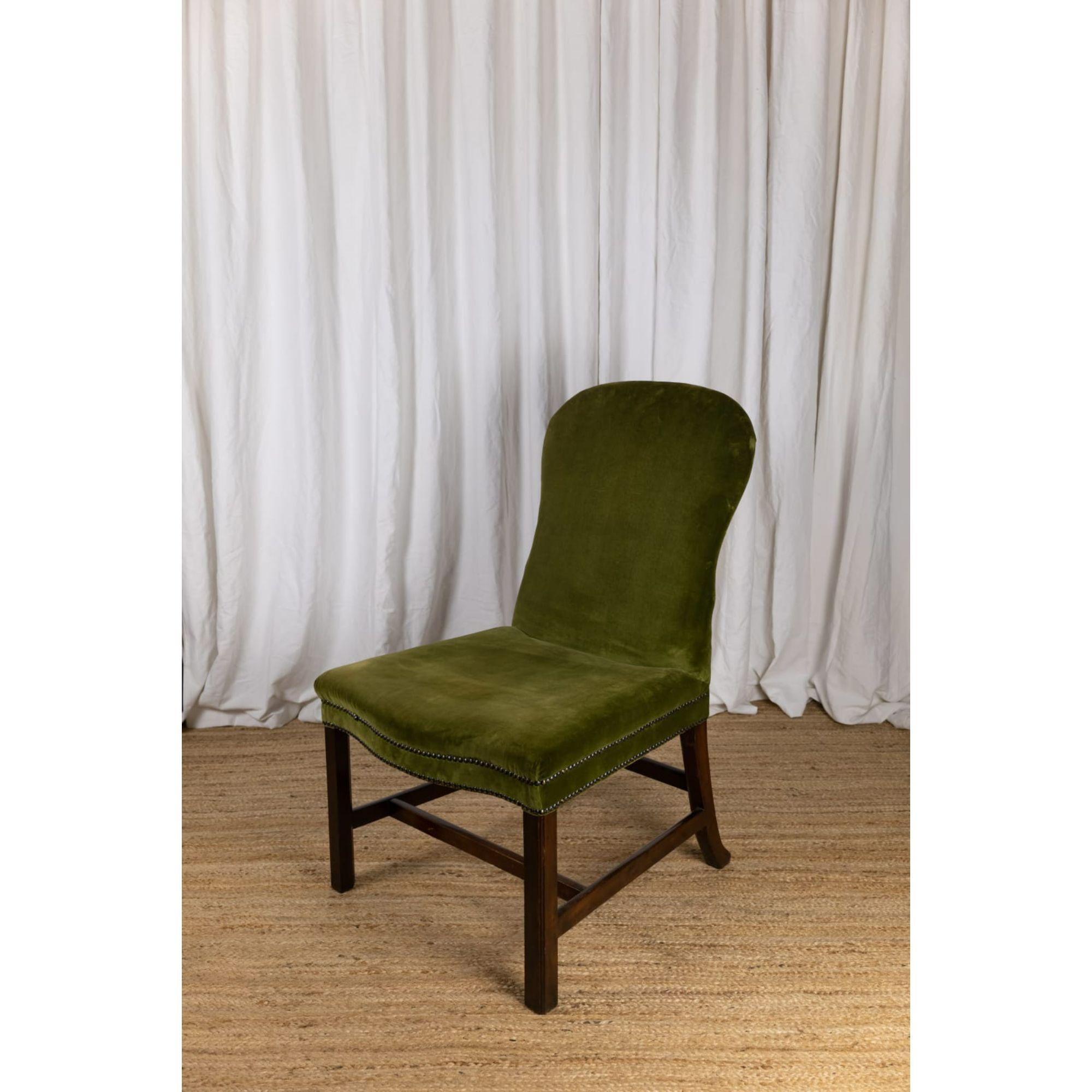 Paire de chaises d'appoint à dossier cuillère, 18ème siècle

Une paire de chaises d'appoint en acajou à dossier en forme de cuillère de style George III. Tapissé de velours vert avec clouage en bronze, il repose sur des pieds carrés unis par un