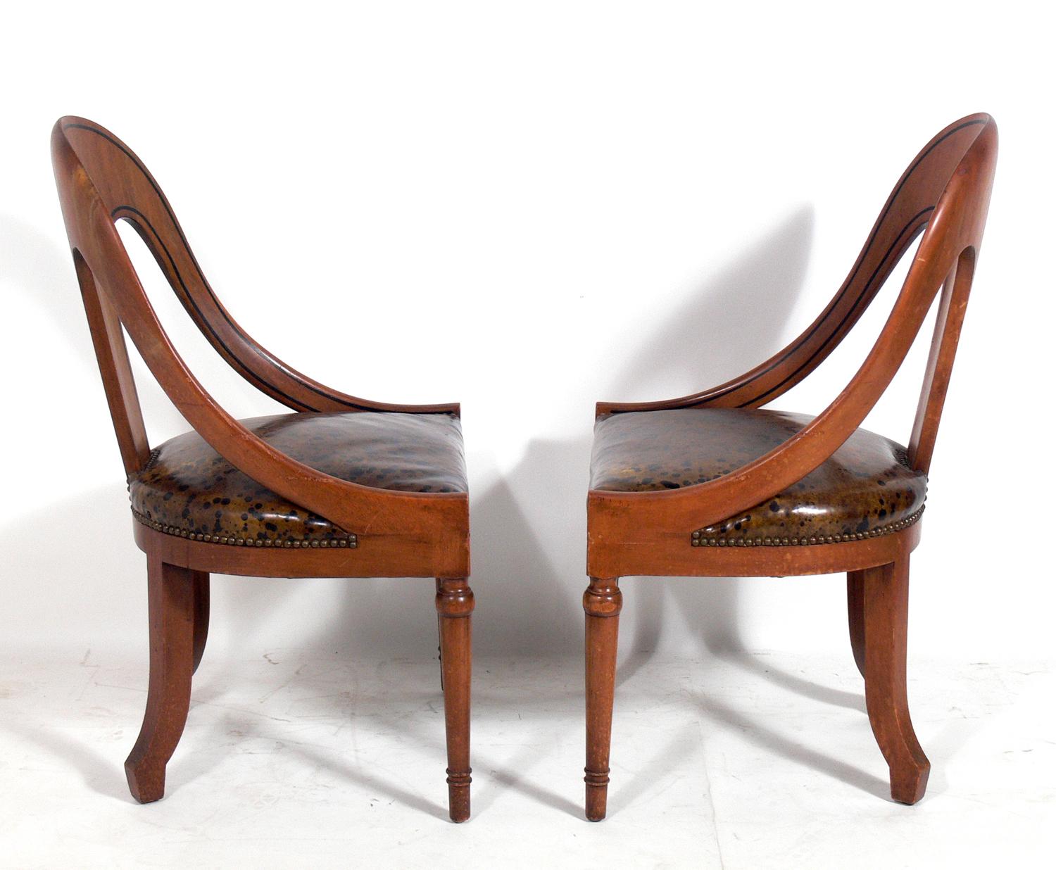 Hollywood Regency Paire de chaises à dossier cuillère avec sièges en cuir à taches d'huile en vente