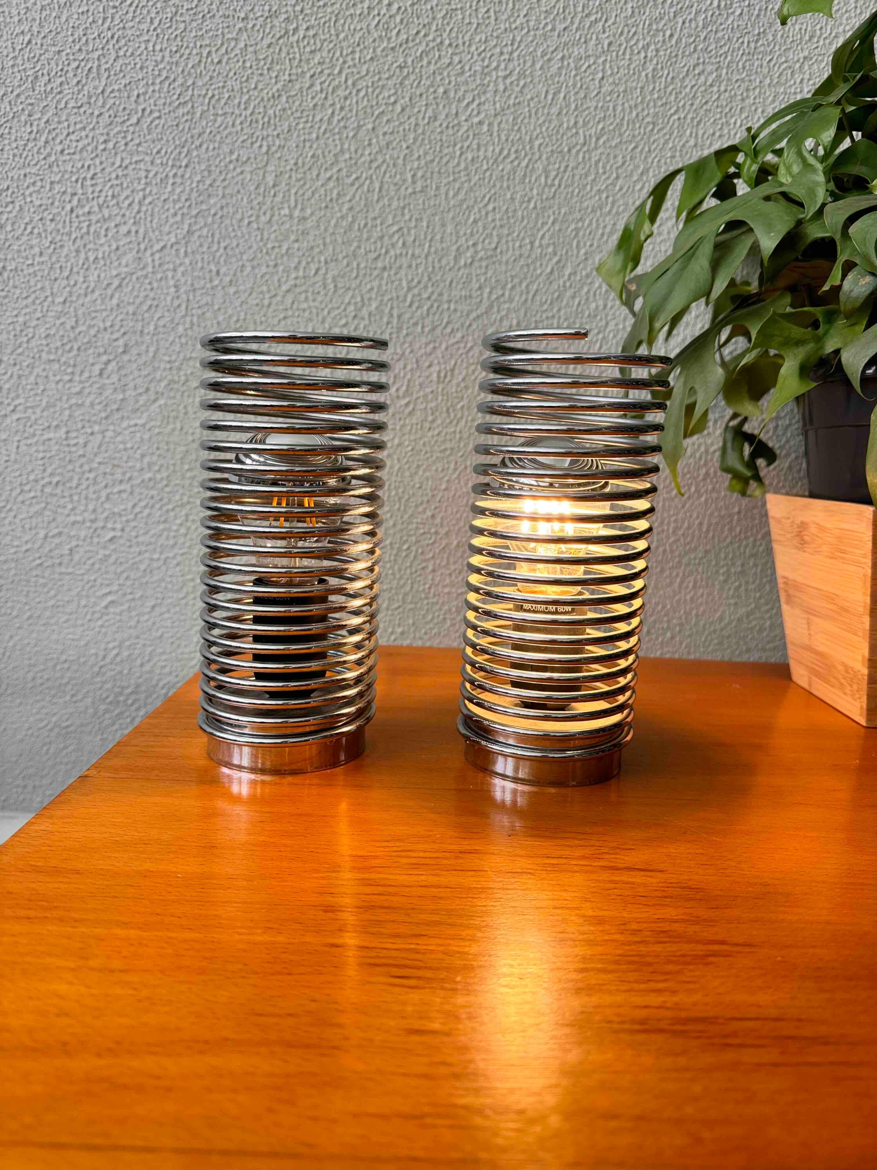 
Voici une paire de lampes de table Spring de Massive datant des années 1990, dont l'excellent design rappelle celui du célèbre fabricant italien Guzzini. Fabriquées par l'entreprise belge Massive Lighting, ces lampes présentent un design élégant et