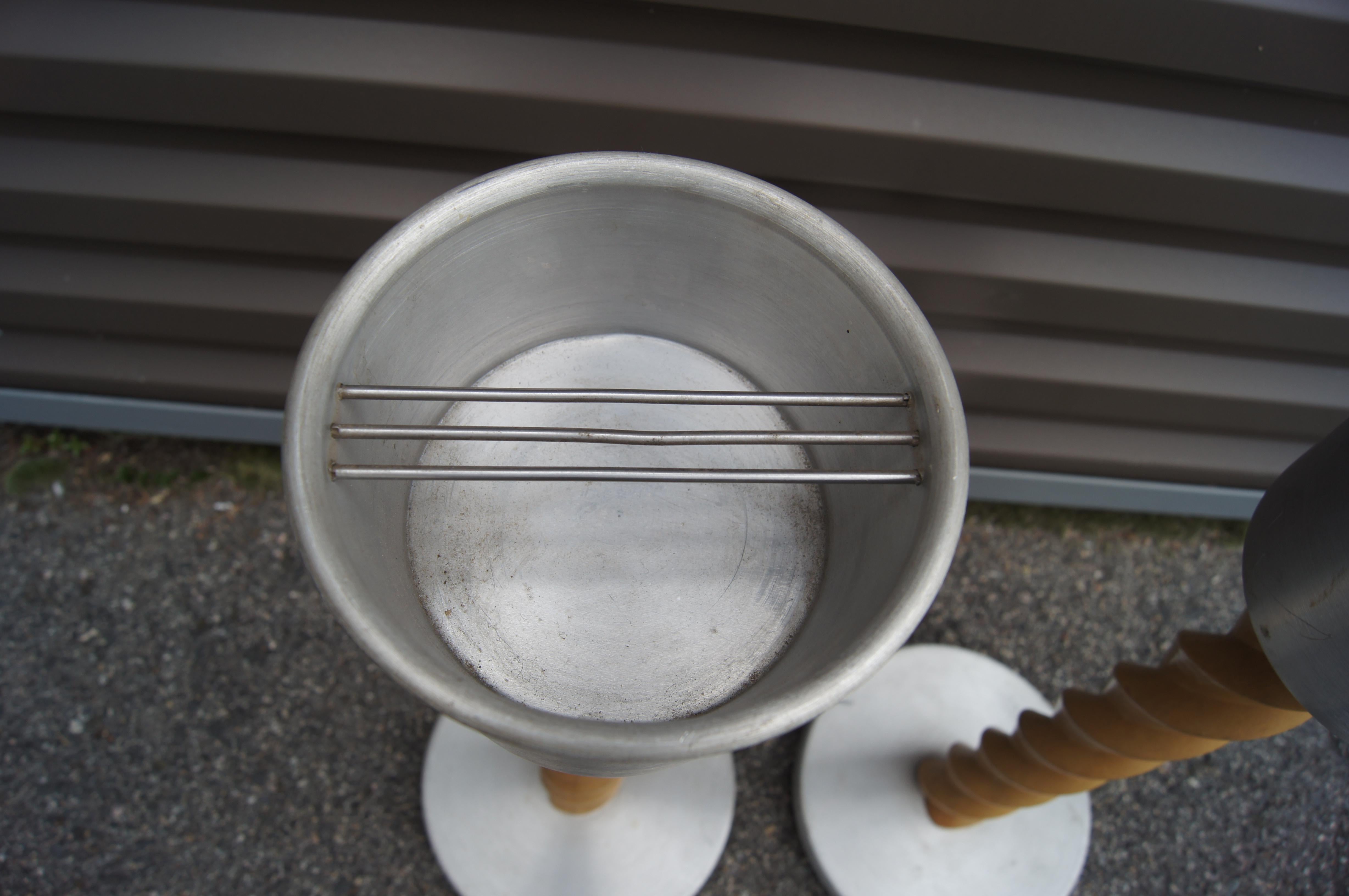 Aschenbecherständer aus gesponnenem Aluminium und gedrechselter Eiche, Russel Wright zugeschrieben, Paar im Zustand „Gut“ im Angebot in Dorchester, MA