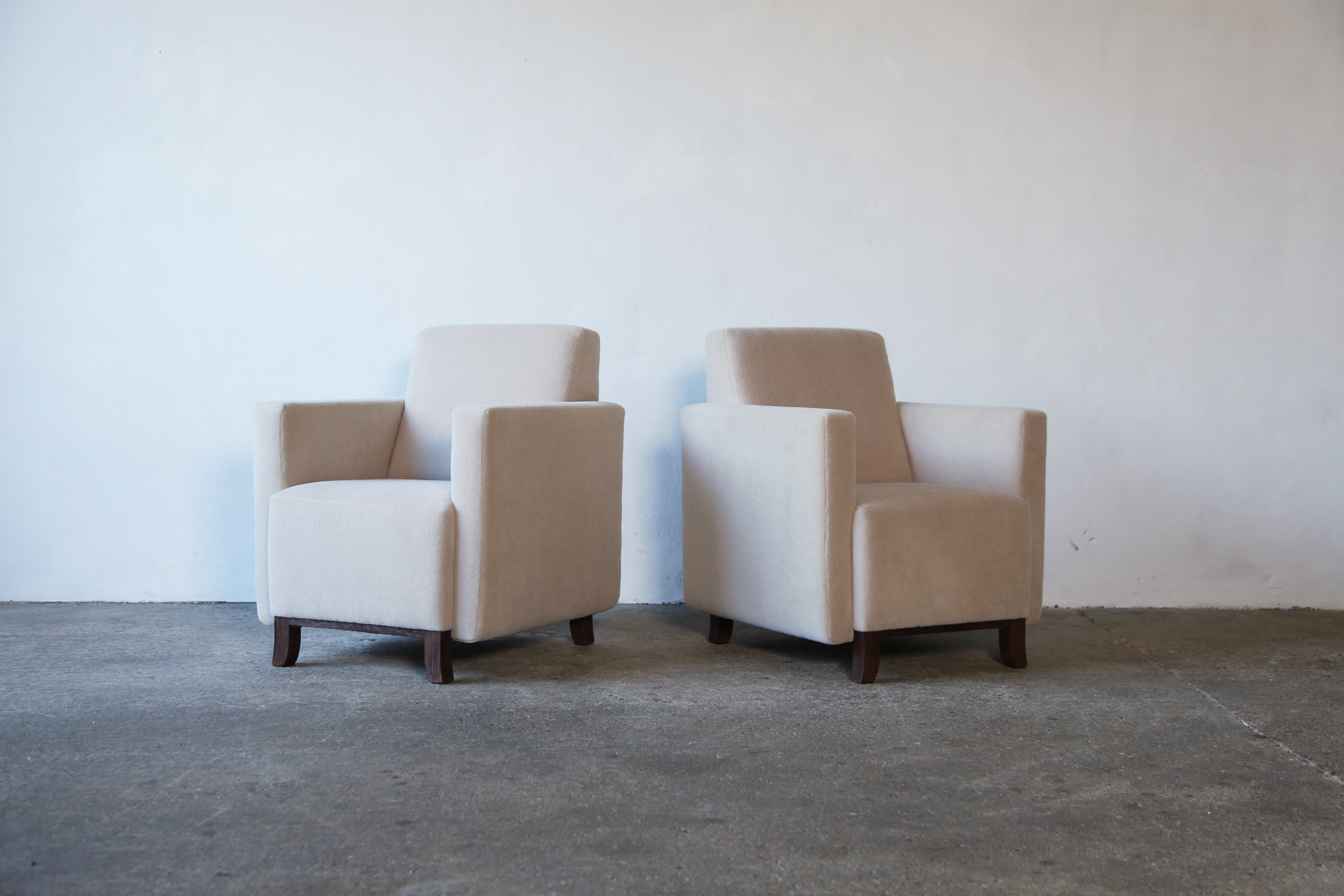 Art Déco Coppia di sedie club / lounge con braccio quadrato, imbottite in pura alpaca in vendita