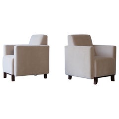 Coppia di sedie club / lounge con braccio quadrato, imbottite in pura alpaca