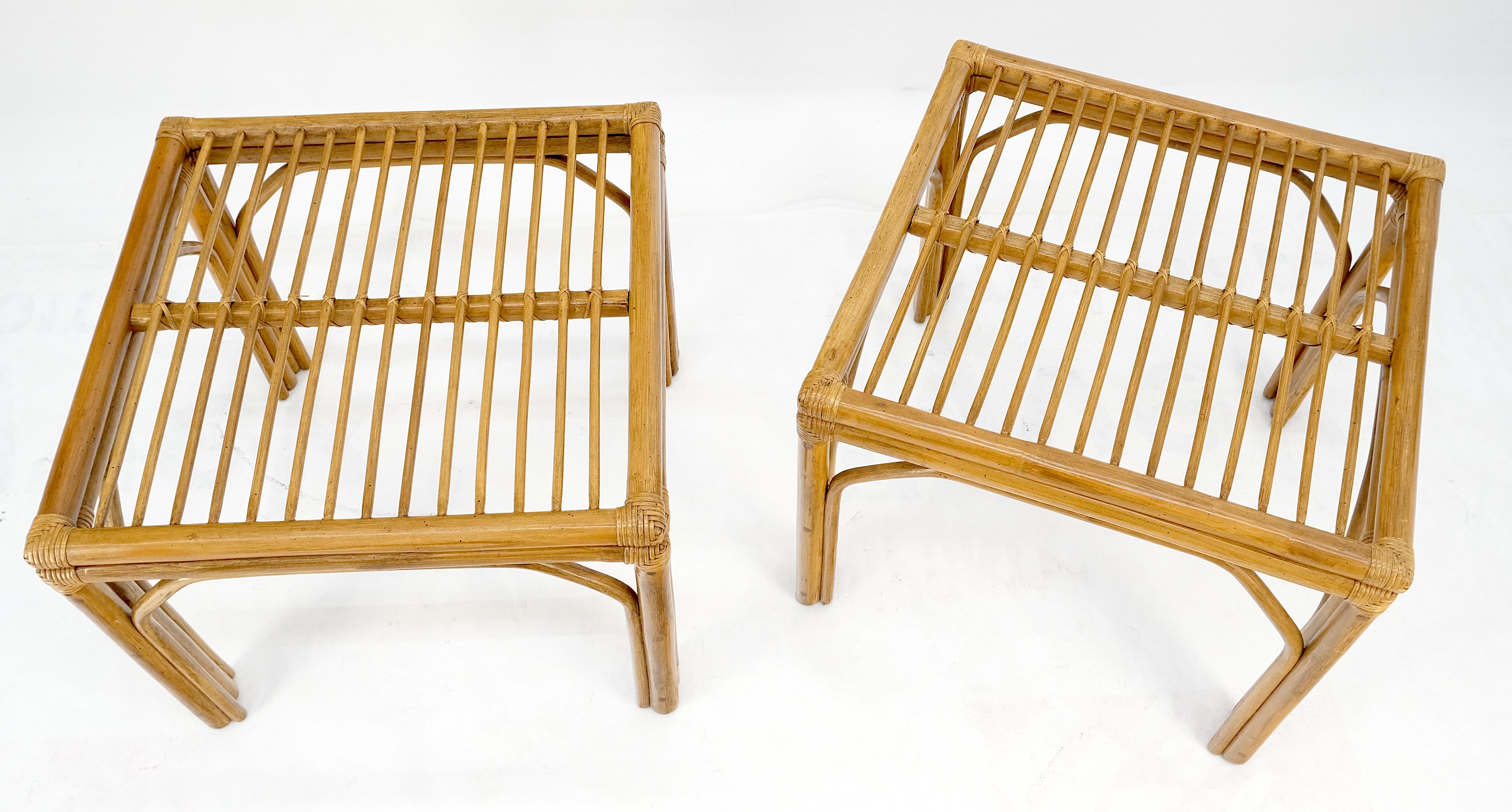 Ein Paar quadratische Beistelltische aus Bambus C1970er Jahre MINT (Rattan) im Angebot