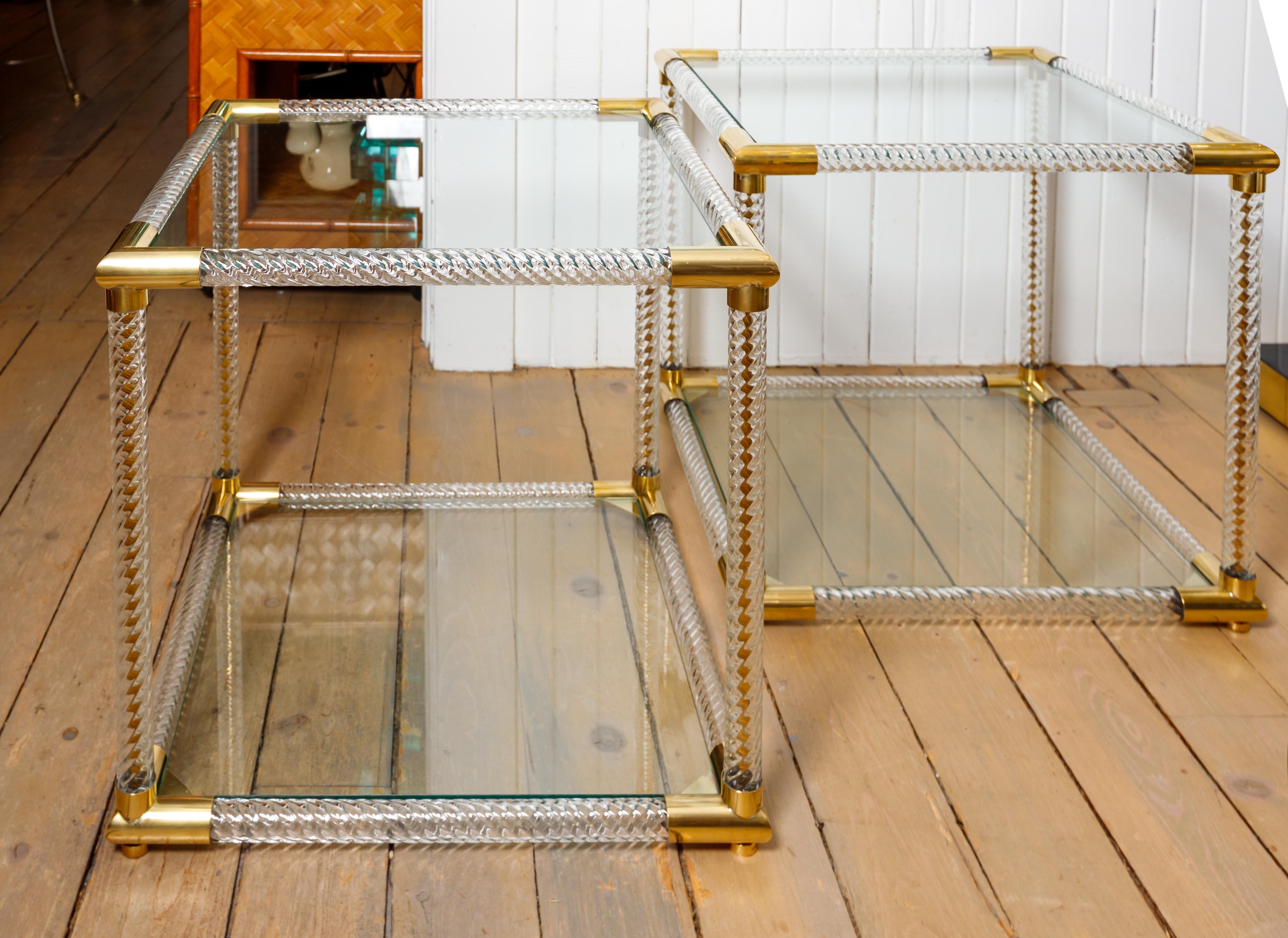 Paire de tables d'appoint à deux niveaux en verre Murano cannelé et à base carrée.