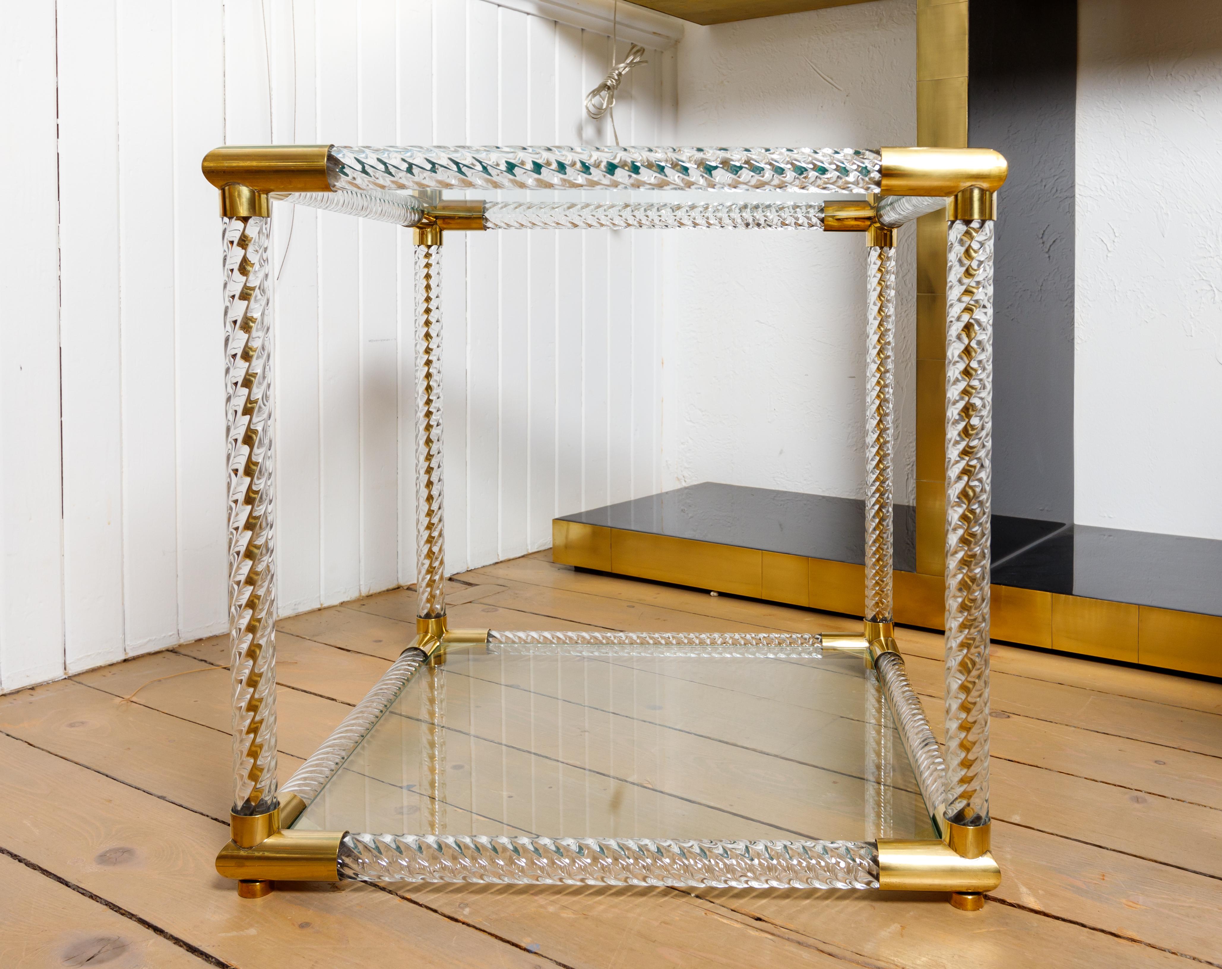 italien Paire de tables d'appoint à deux niveaux en verre de Murano, à base carrée et cannelée