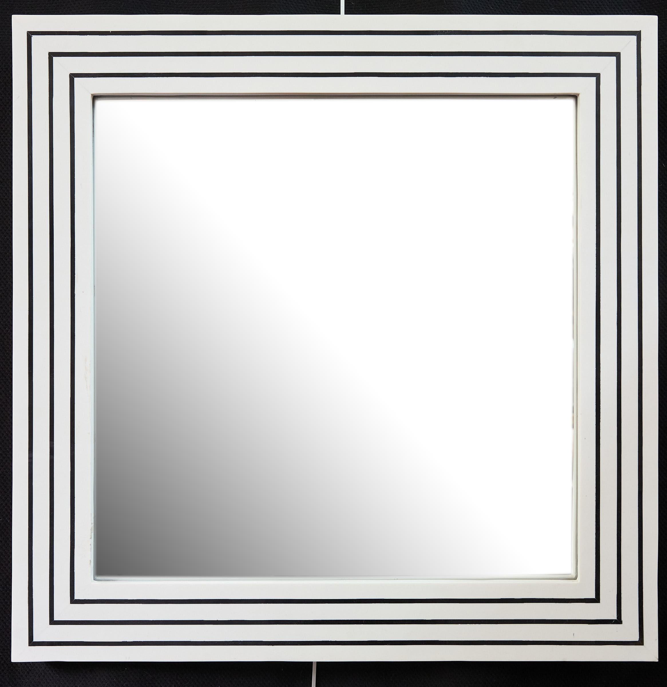 Coppia di specchi da parete quadrati con cornici tassellate in bianco e nero, prodotti da Currey and Company.

Gli specchi misurano 26 pollici quadrati.  


