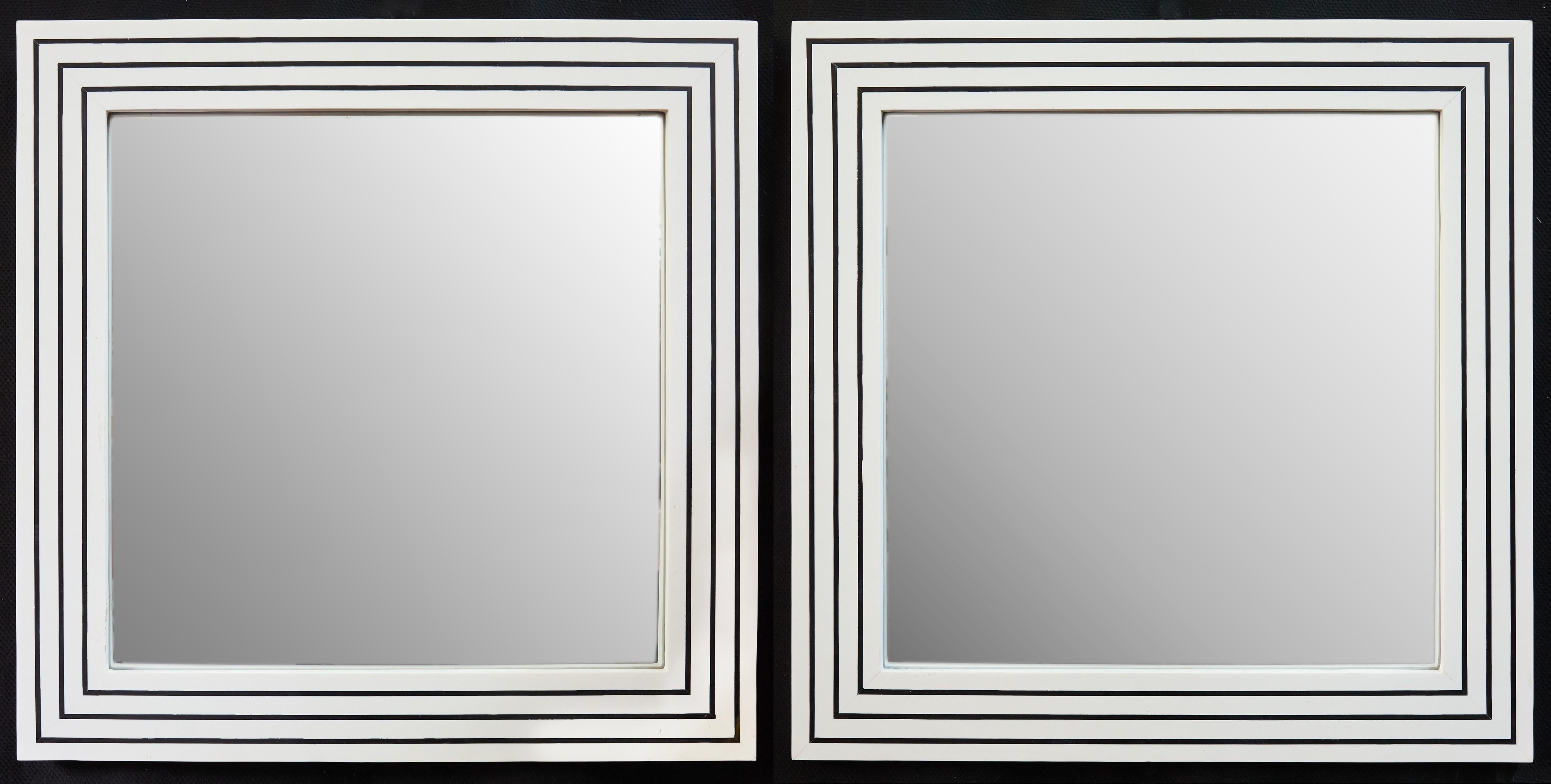 Moderno Coppia di specchi da parete quadrati tessellati in bianco e nero in vendita