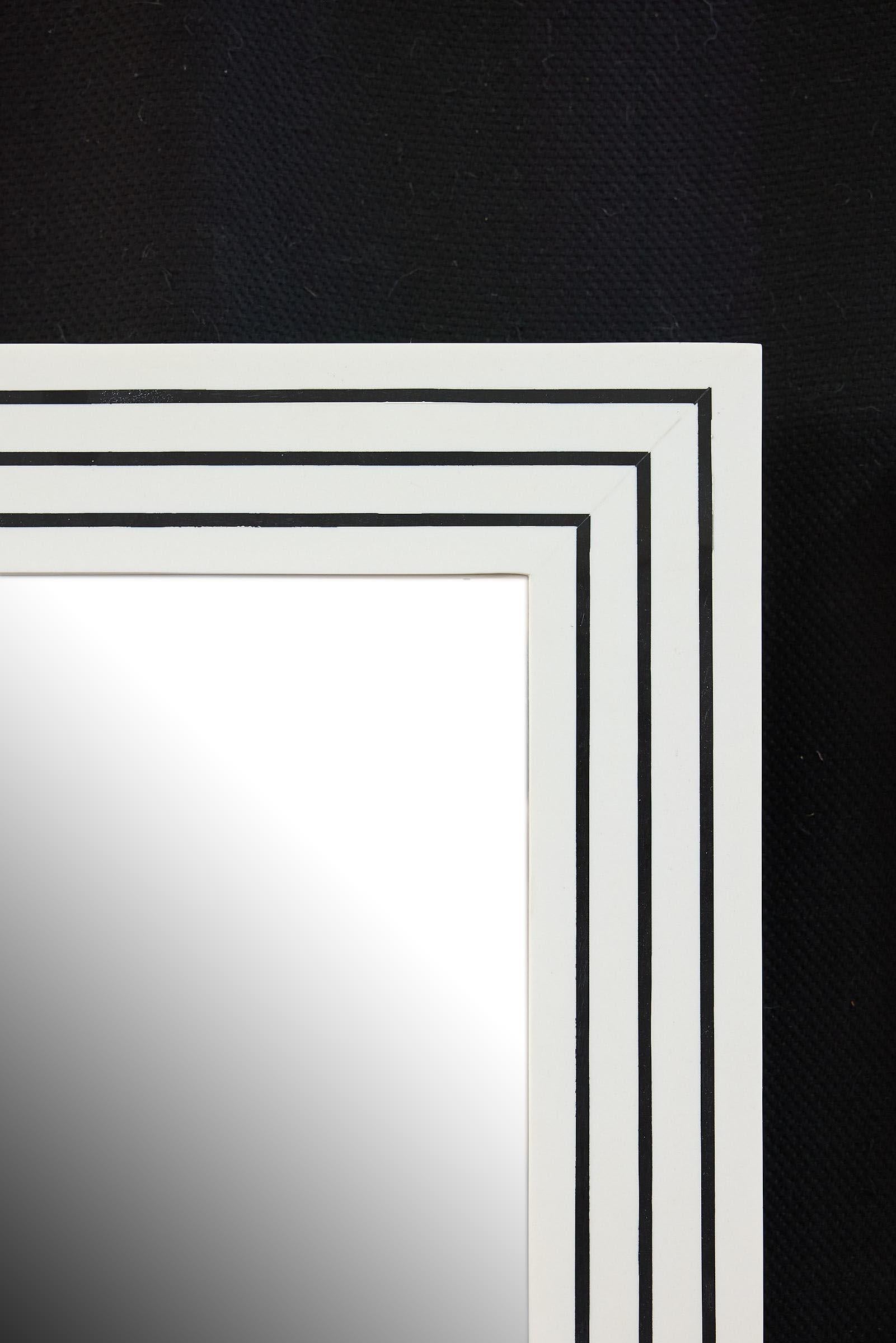 Coppia di specchi da parete quadrati tessellati in bianco e nero in vendita 1