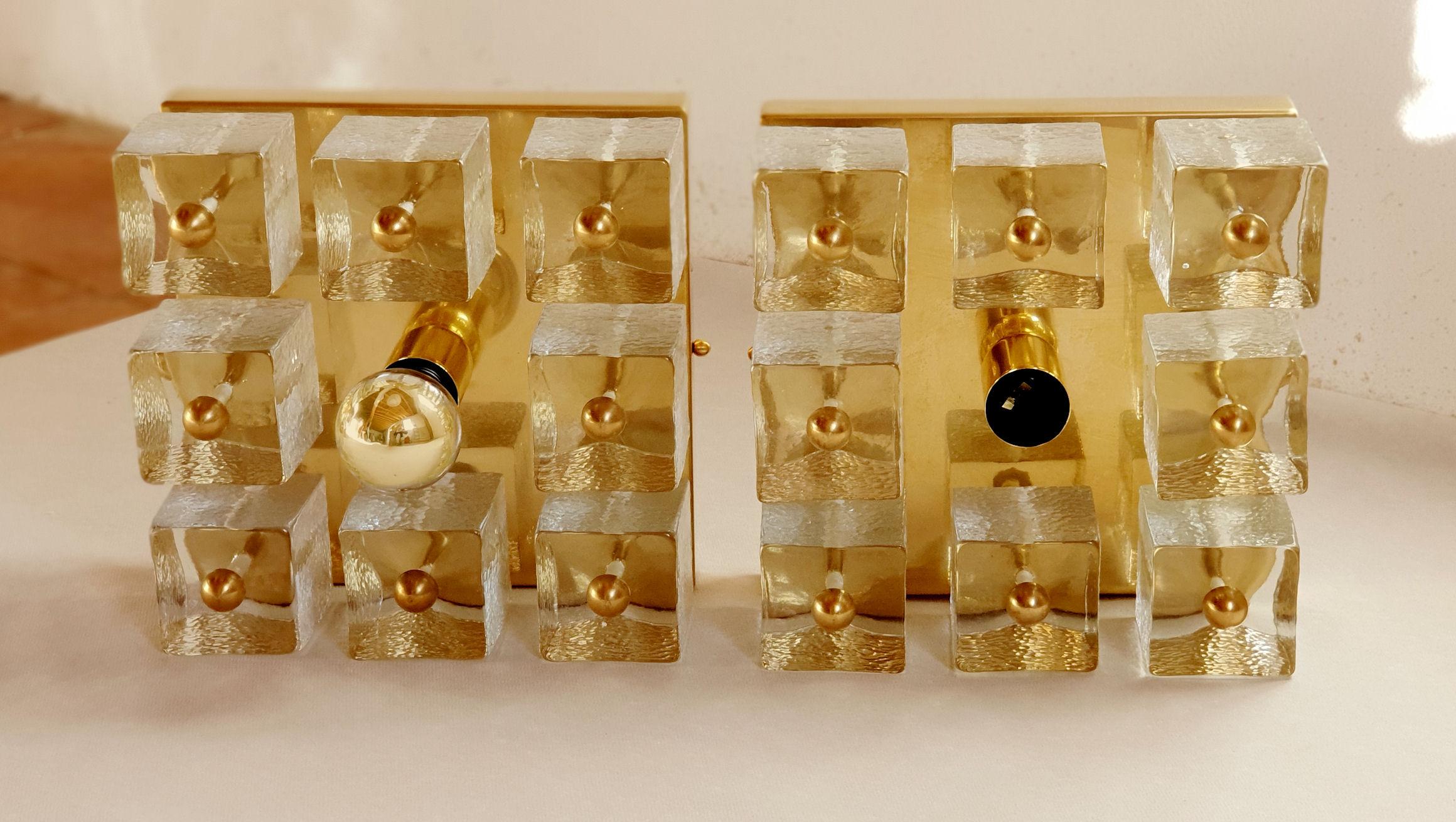 Pair of square wall sconces or flush mount lights, in brass and Murano clear glass cubes.
Attributed to Gaetano Sciolari, Murano, Italy, circa 1970s.
Brass frames have been re-polished.
1 light each, newly wired for the US.