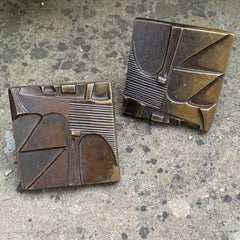 Coppia di maniglie quadrate in bronzo con rilievi geometrici, Austria, XX secolo