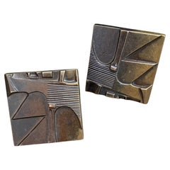 Coppia di maniglie quadrate in bronzo con rilievi geometrici, Austria, XX secolo