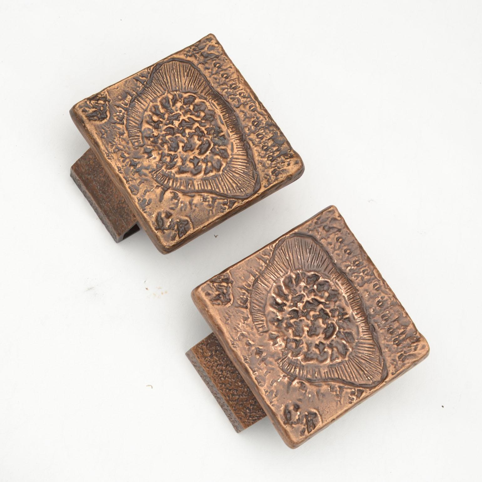 The art relief on the cast bronze door handles are like the surface crust of the moon. It is as if asteroids and meteorites collide with the celestial body, leaving its imprint on the surface.

These identical handles can be applied inside or