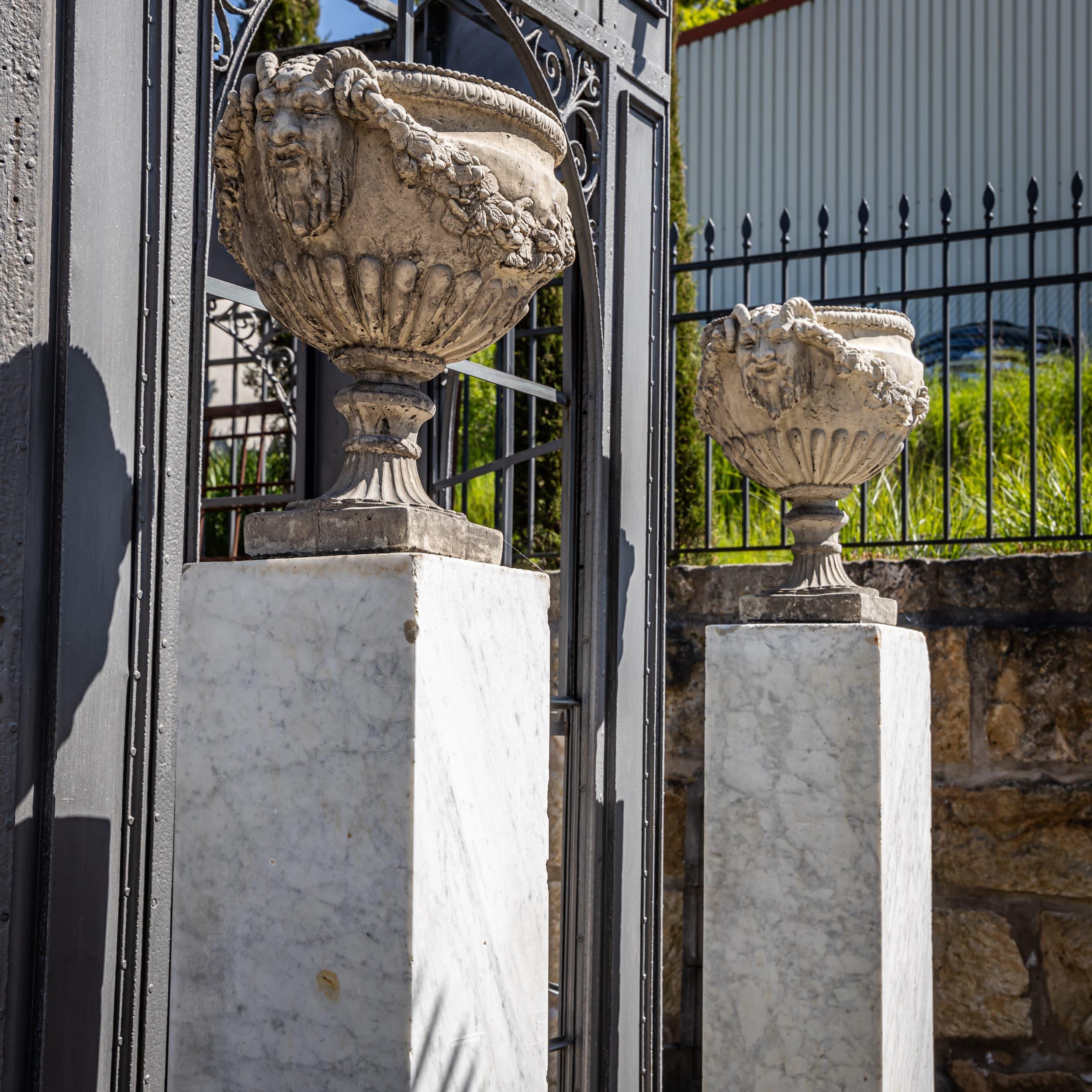 Pair of Square Carrara Marble Pedestals, 19th Century In Good Condition For Sale In Greding, DE