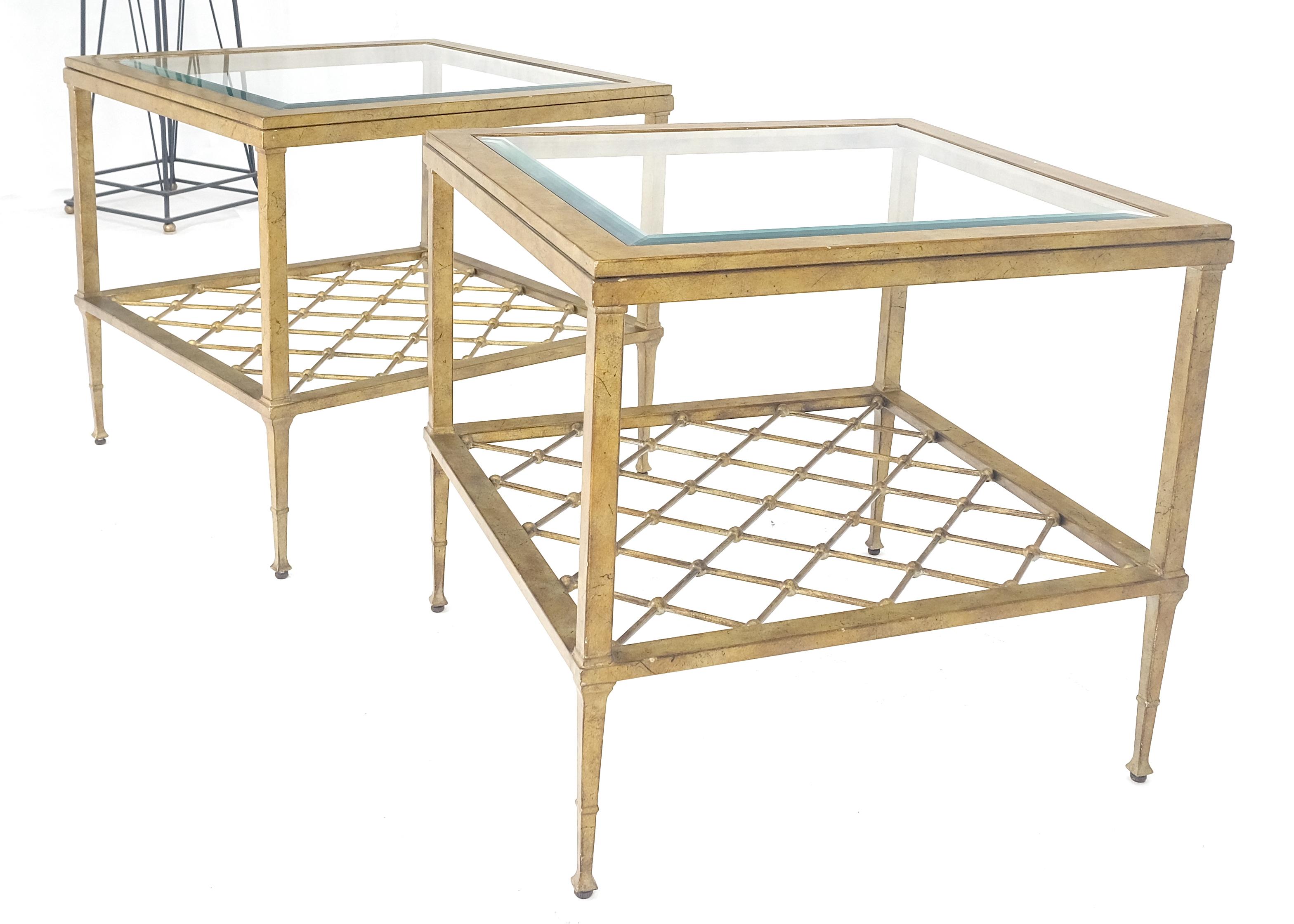 Pareja de mesas auxiliares cuadradas con tapa de cristal y metal dorado ¡MENTE! en Bueno estado para la venta en Rockaway, NJ