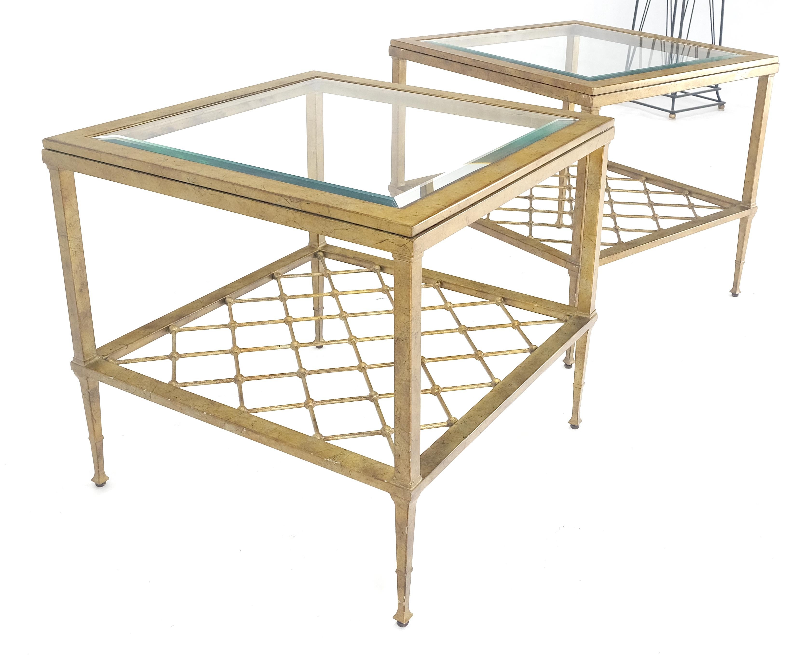 Pareja de mesas auxiliares cuadradas con tapa de cristal y metal dorado ¡MENTE! siglo XX en venta