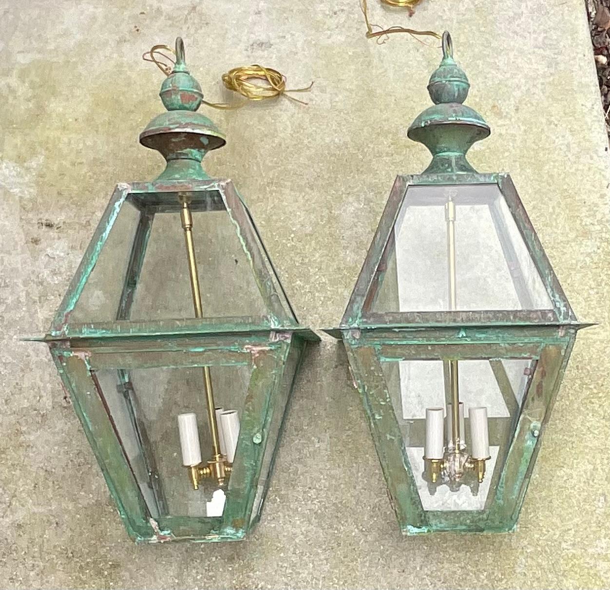 Paire de lanternes suspendues carrées en cuivre fabriquées à la main en vente 6