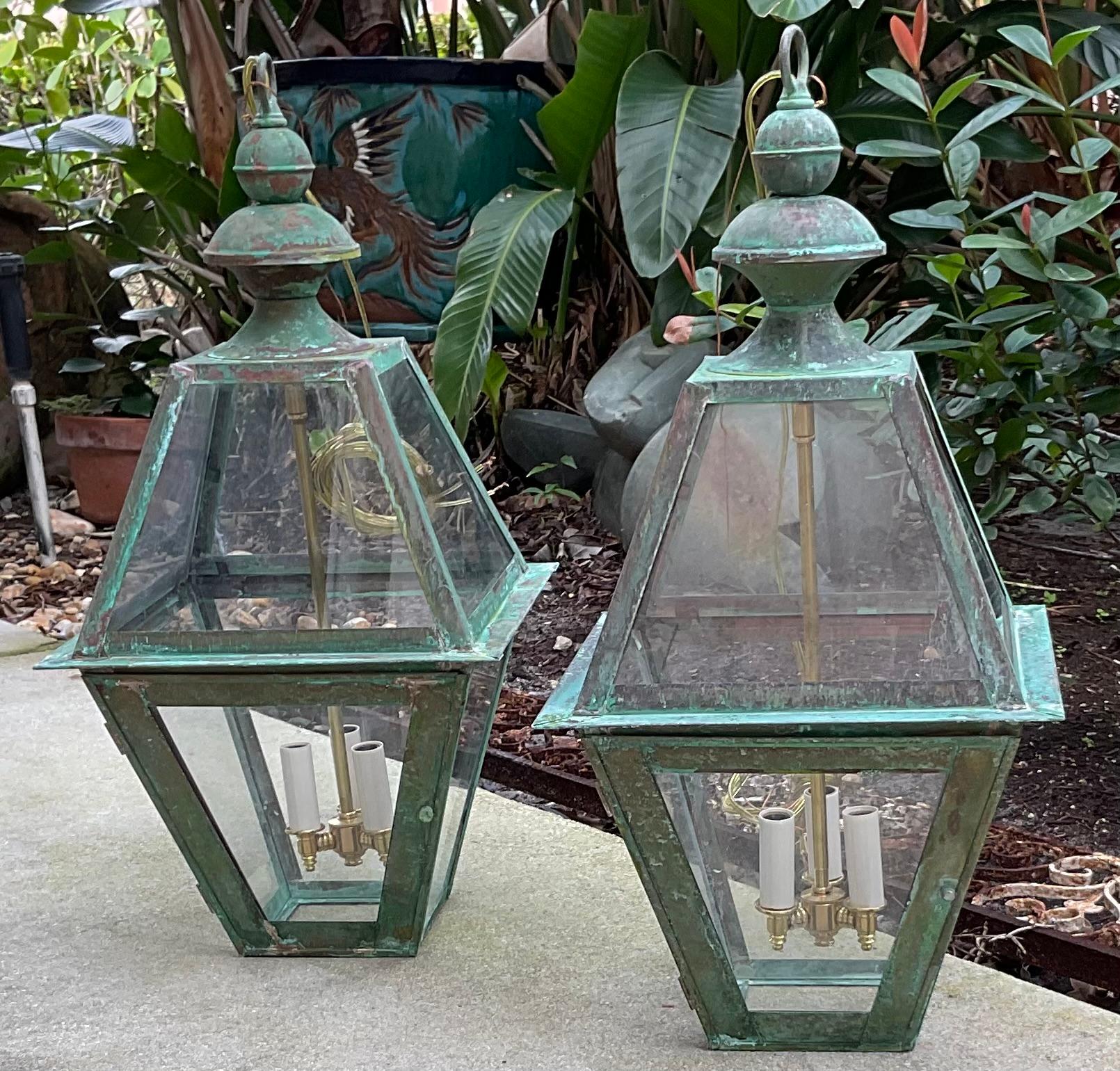 Paire de lanternes suspendues carrées en cuivre fabriquées à la main en vente 7
