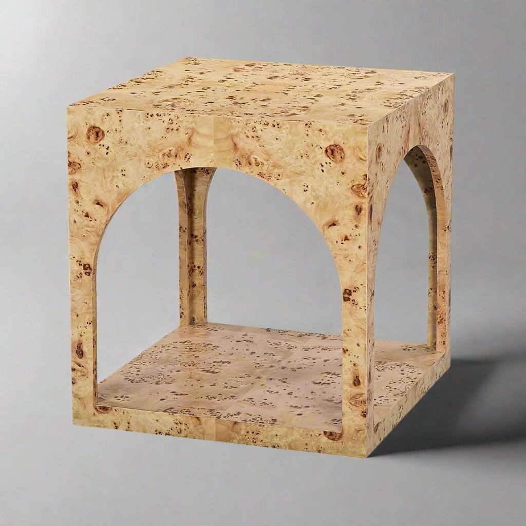 Dieser quadratische Tisch ist mit einem reich strukturierten, klaren Mappa-Maserfurnier gefertigt und weist an allen vier Seiten markante bogenförmige Ausschnitte auf, die seiner Ästhetik ein einzigartiges architektonisches Element verleihen. 

Das