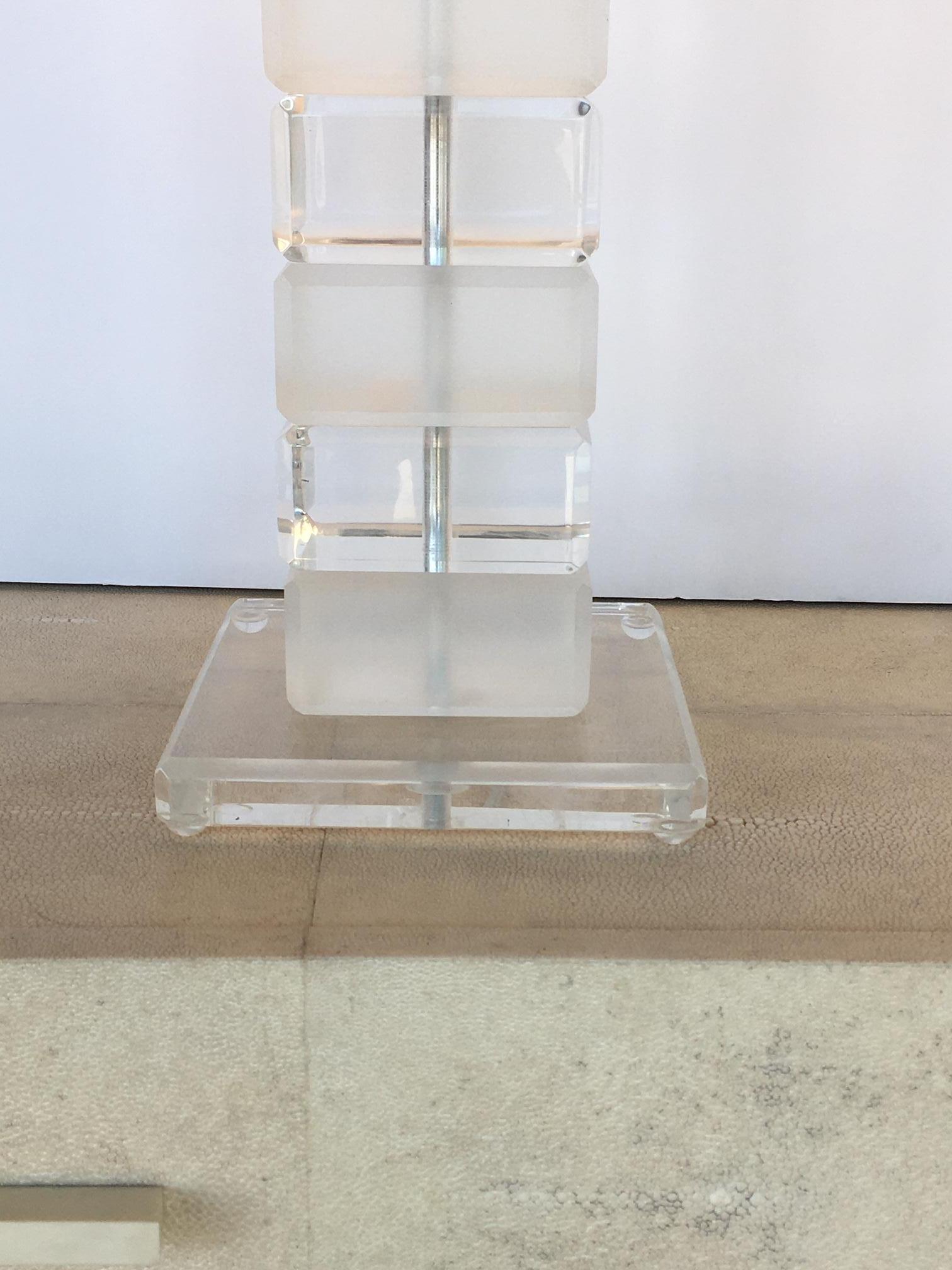 Late 20th Century Pair of Square Lucite Table Lamps For Sale