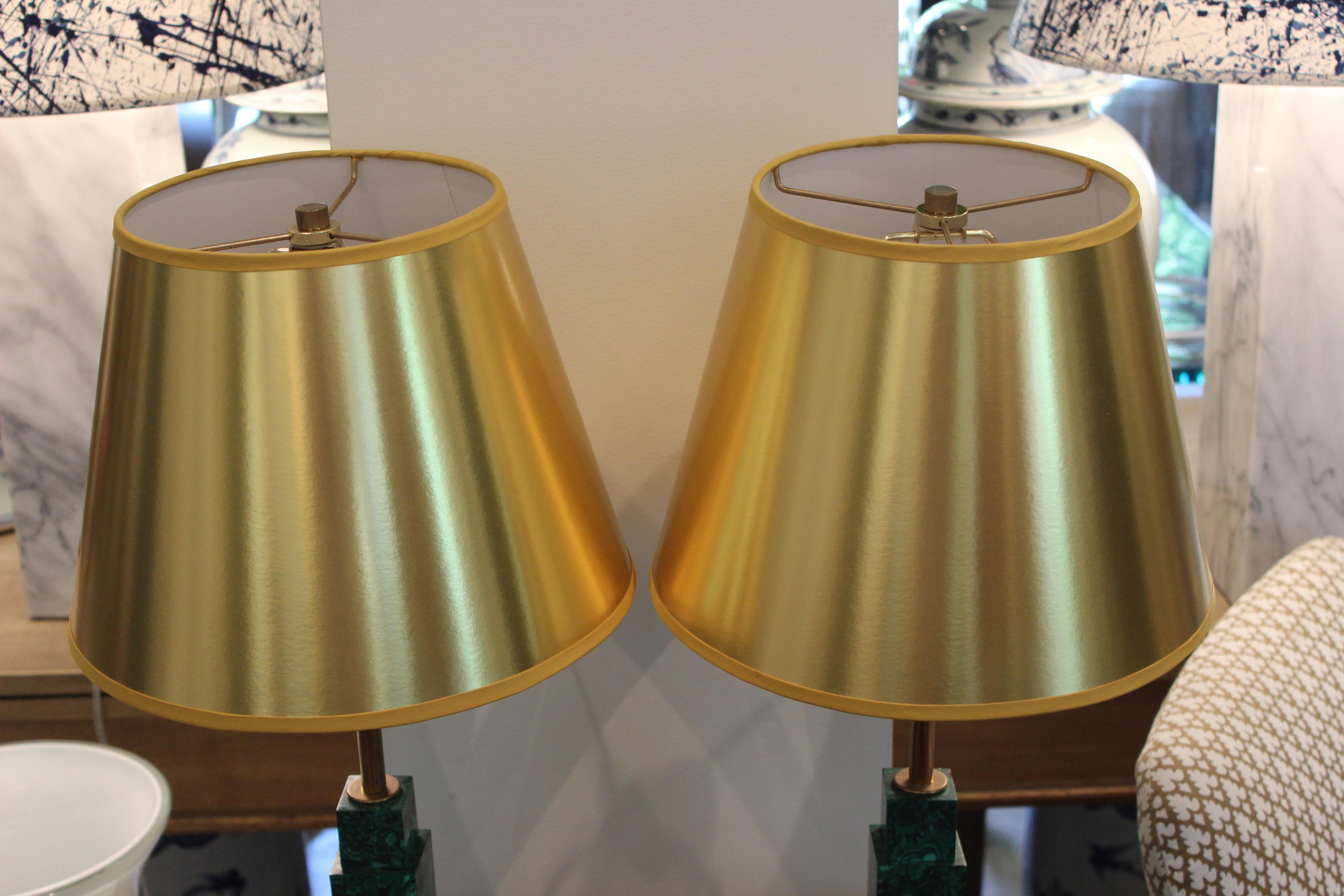 Malachite Paire de lampes de bureau carrées en malachite avec abat-jours en or en vente
