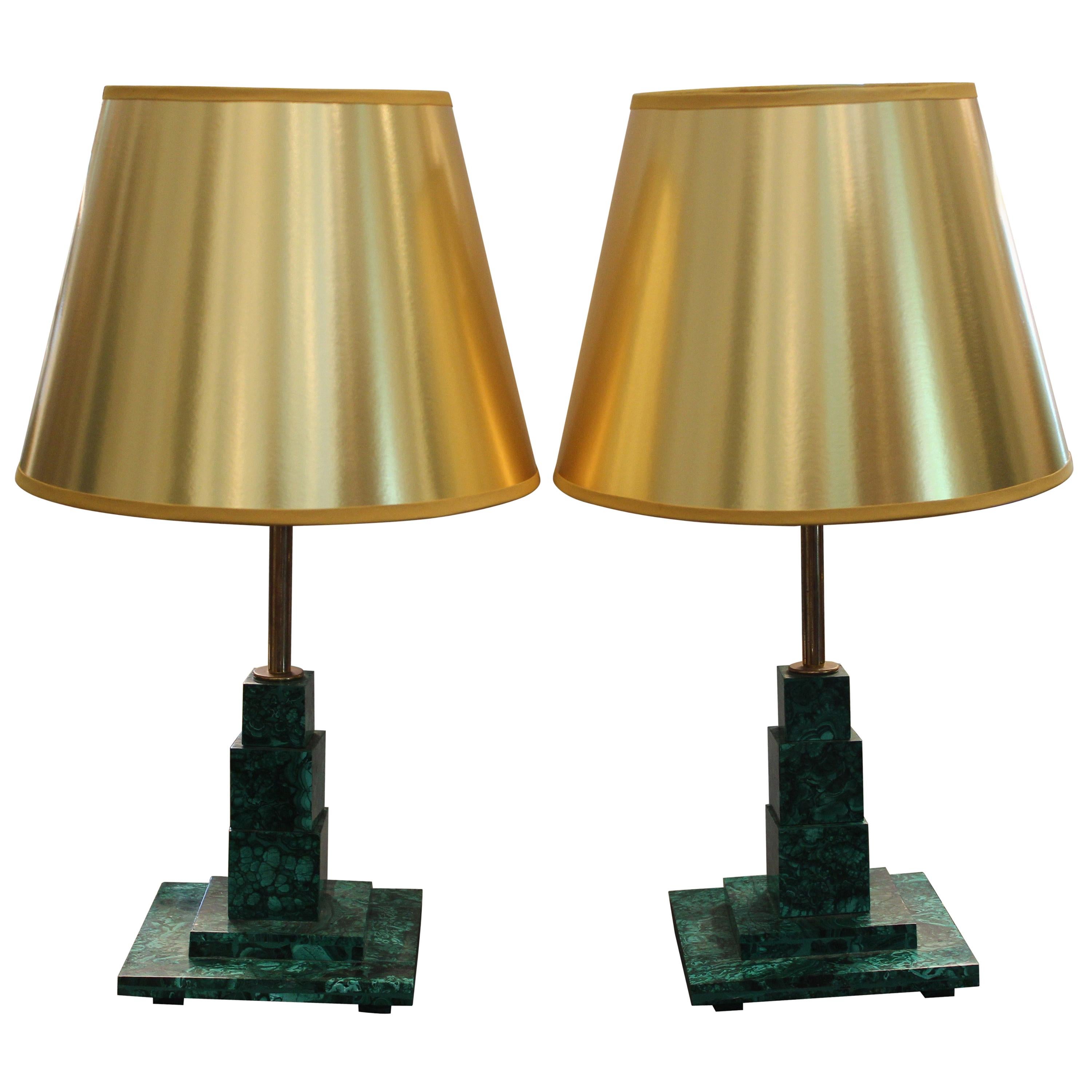 Paire de lampes de bureau carrées en malachite avec abat-jours en or en vente