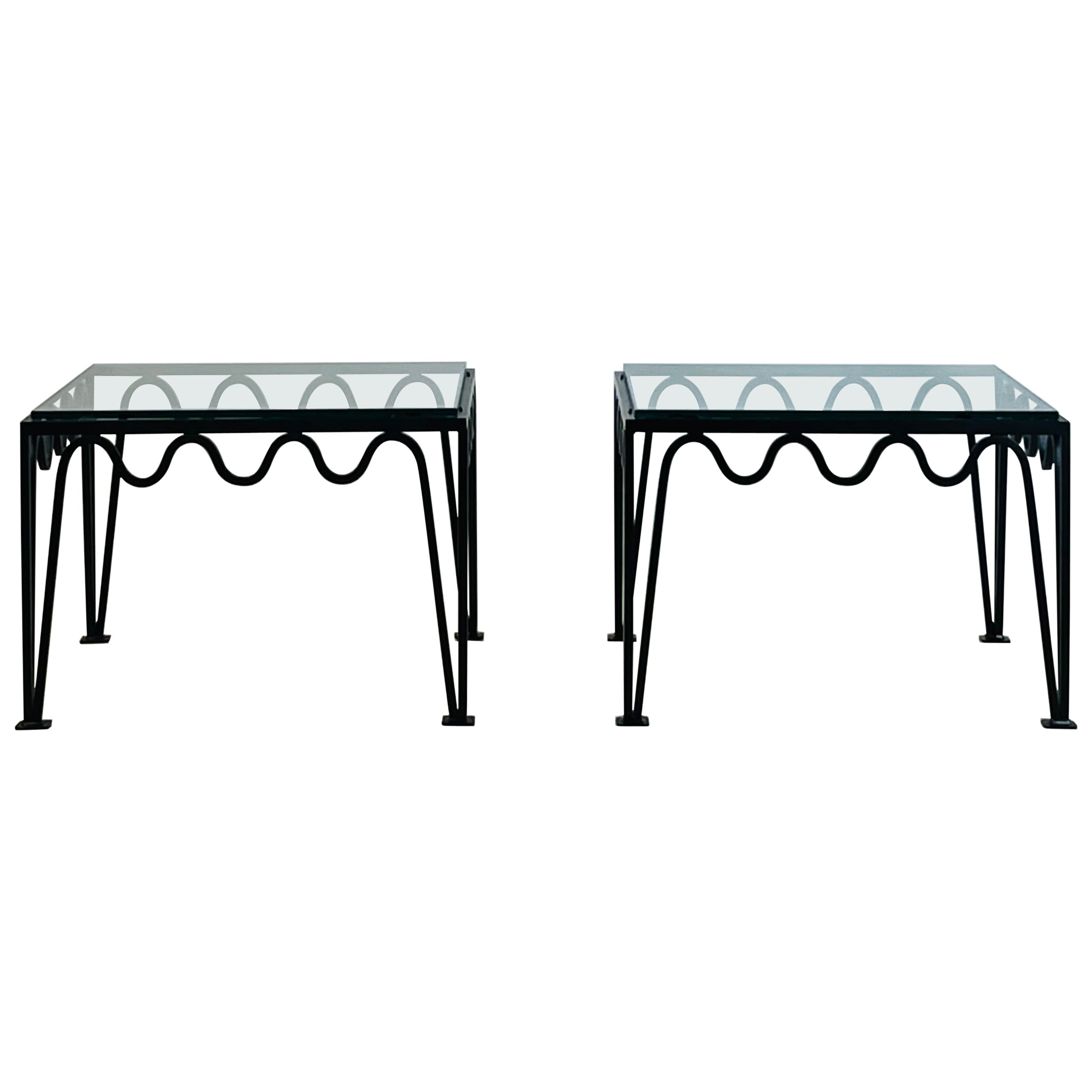 Paar quadratische 'Méandre'-Glas-Endtische oder zweiteiliger Couchtisch