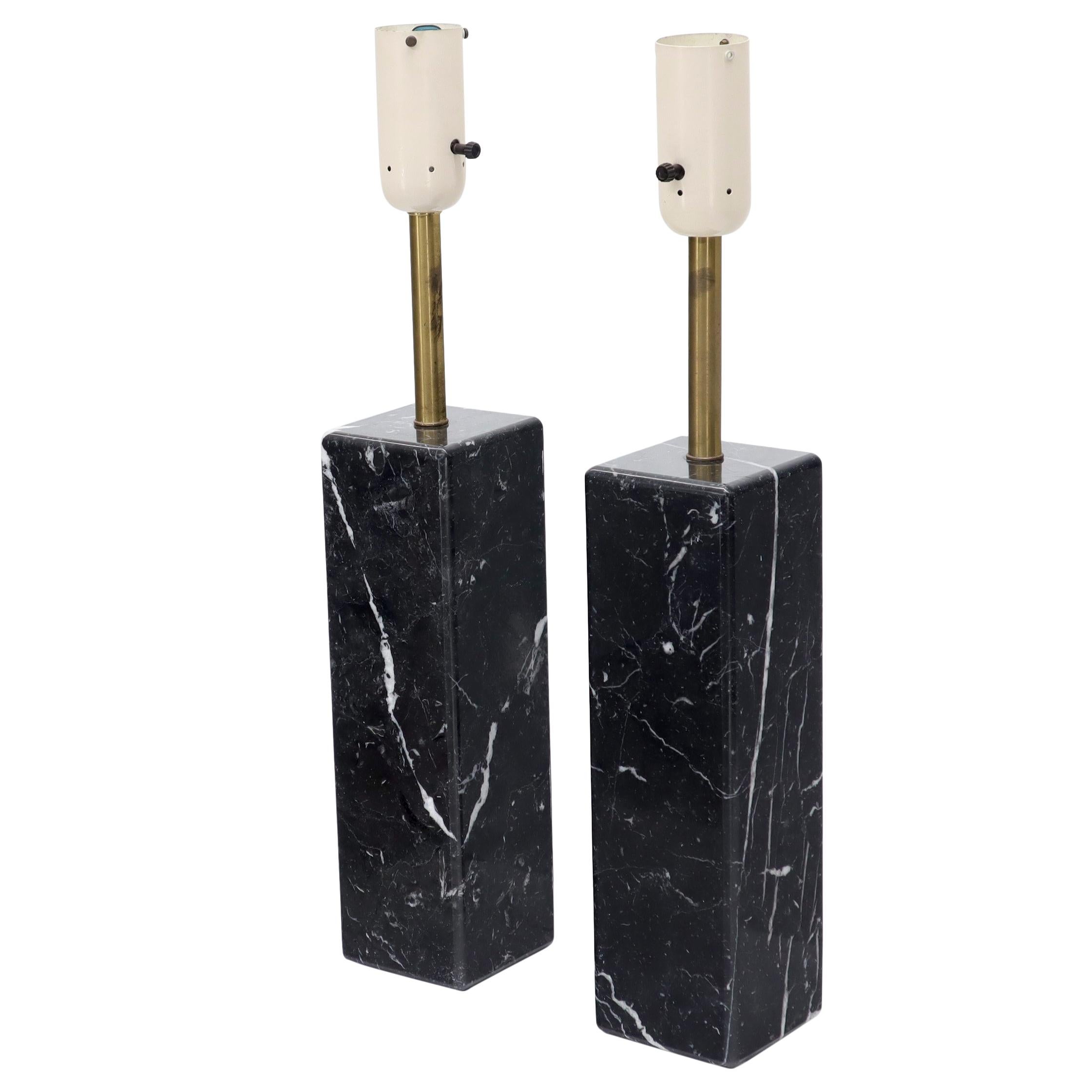 Paire de lampes de table carrées à piédestal en marbre noir et laiton