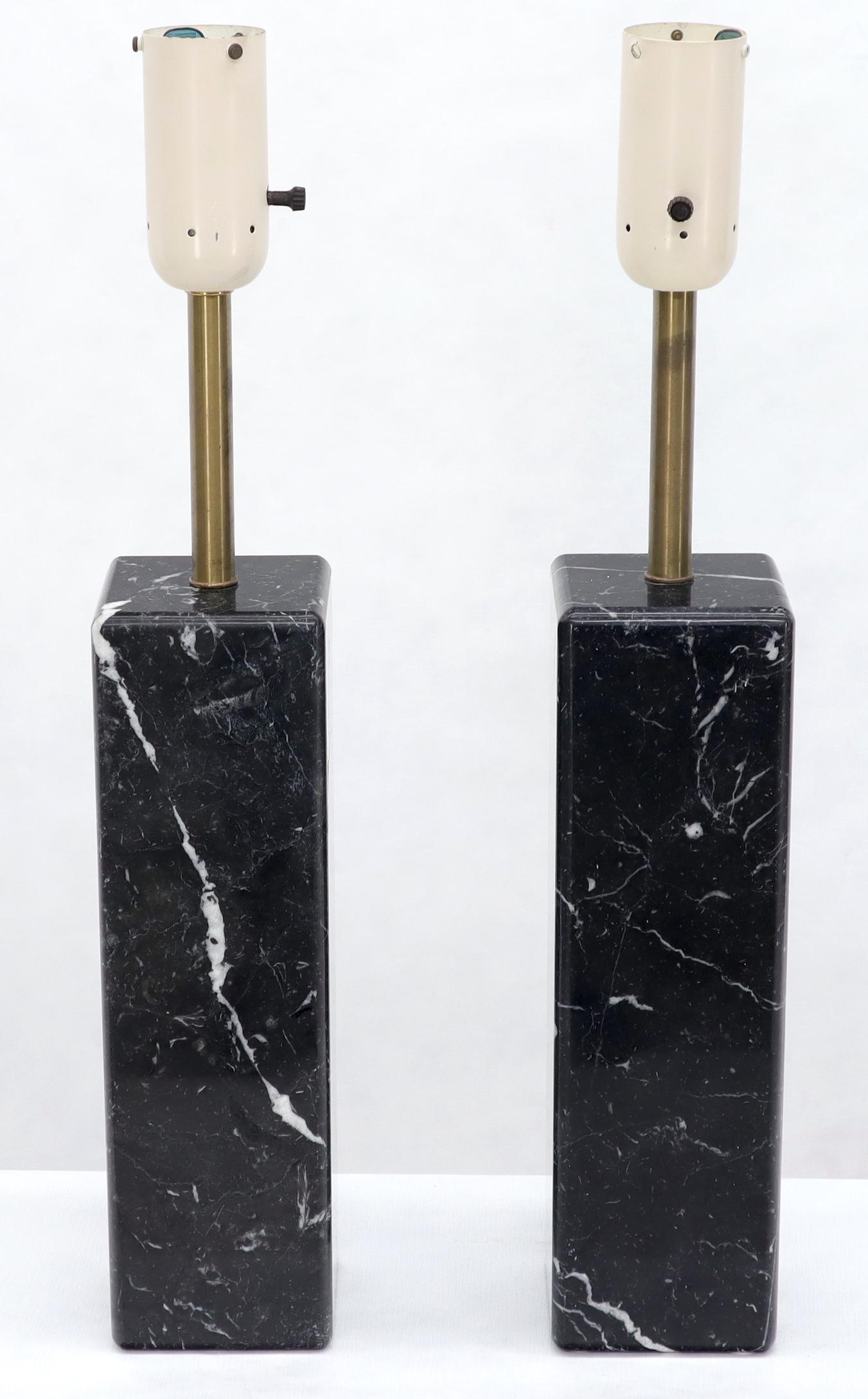 Zwei moderne, quadratische Marmorblock-Tischlampen in Form eines Sockels aus der Mitte des Jahrhunderts, die Robsjohn Gibbings zugeschrieben werden.
