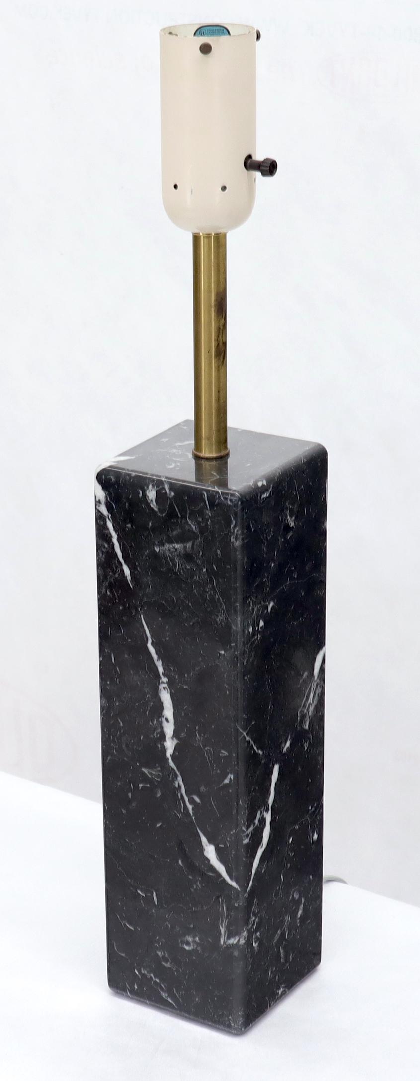 Mid-Century Modern Pair of Square Pedestal Shape Black Marble and Brass Table Lamps For Sale