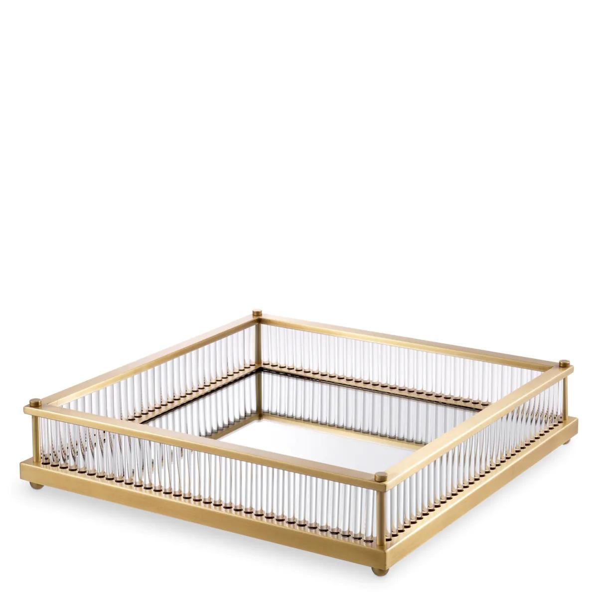Coppia di vassoi quadrati in metallo patinato oro, specchio e vetro trasparente.

Abbellisci la tua casa con questo vassoio decorativo.
Questo elegante vassoio quadrato, con base a specchio e steli in vetro trasparente, è realizzato in metallo