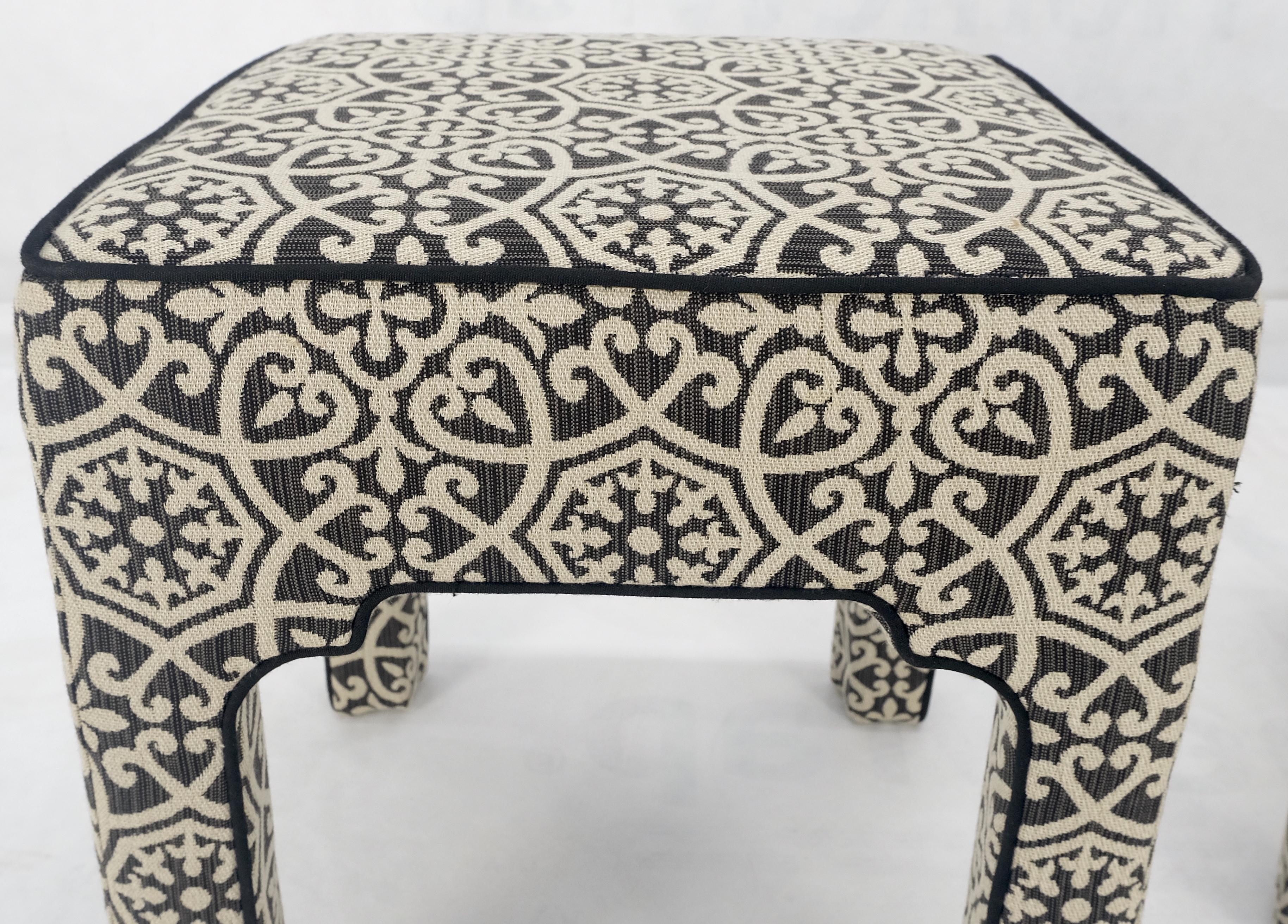 Coppia di panche quadrate imbottite in bianco e nero nello stile di Billy Baldwin 