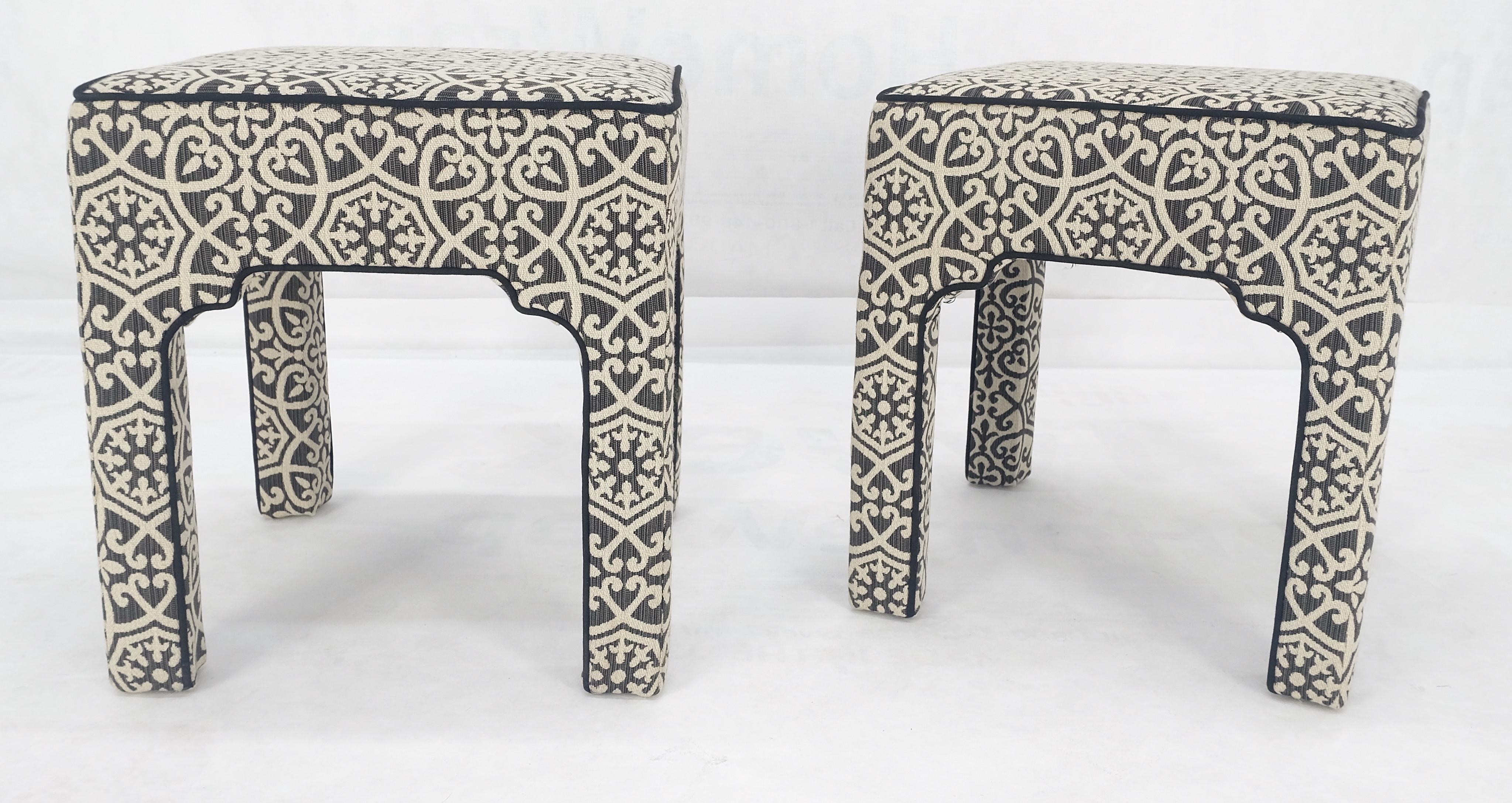 Coppia di panche quadrate imbottite in bianco e nero nello stile di Billy Baldwin In condizioni buone in vendita a Rockaway, NJ